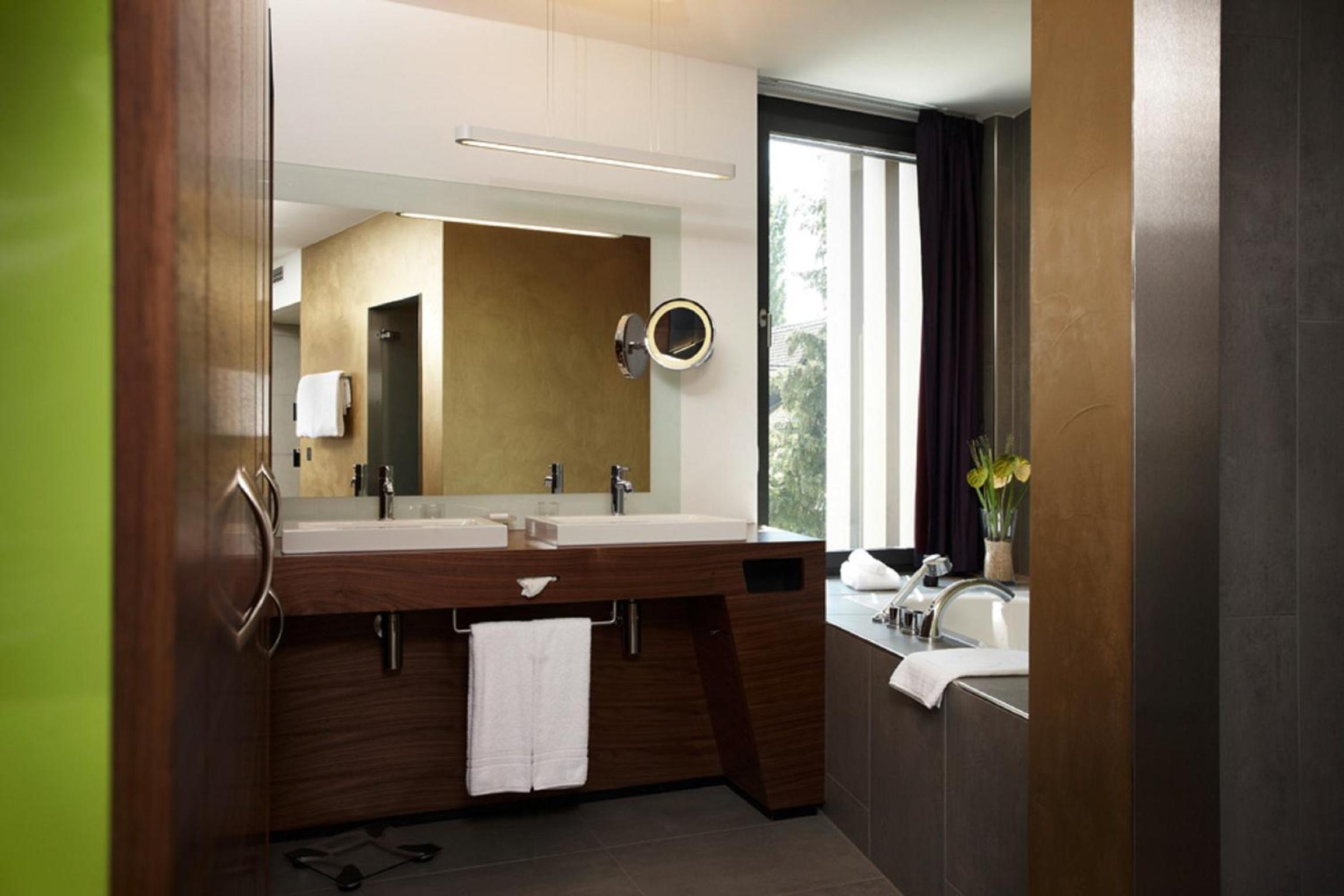 Panorama Club Junior Suite with Spa Bath and Lake View - Photo 3