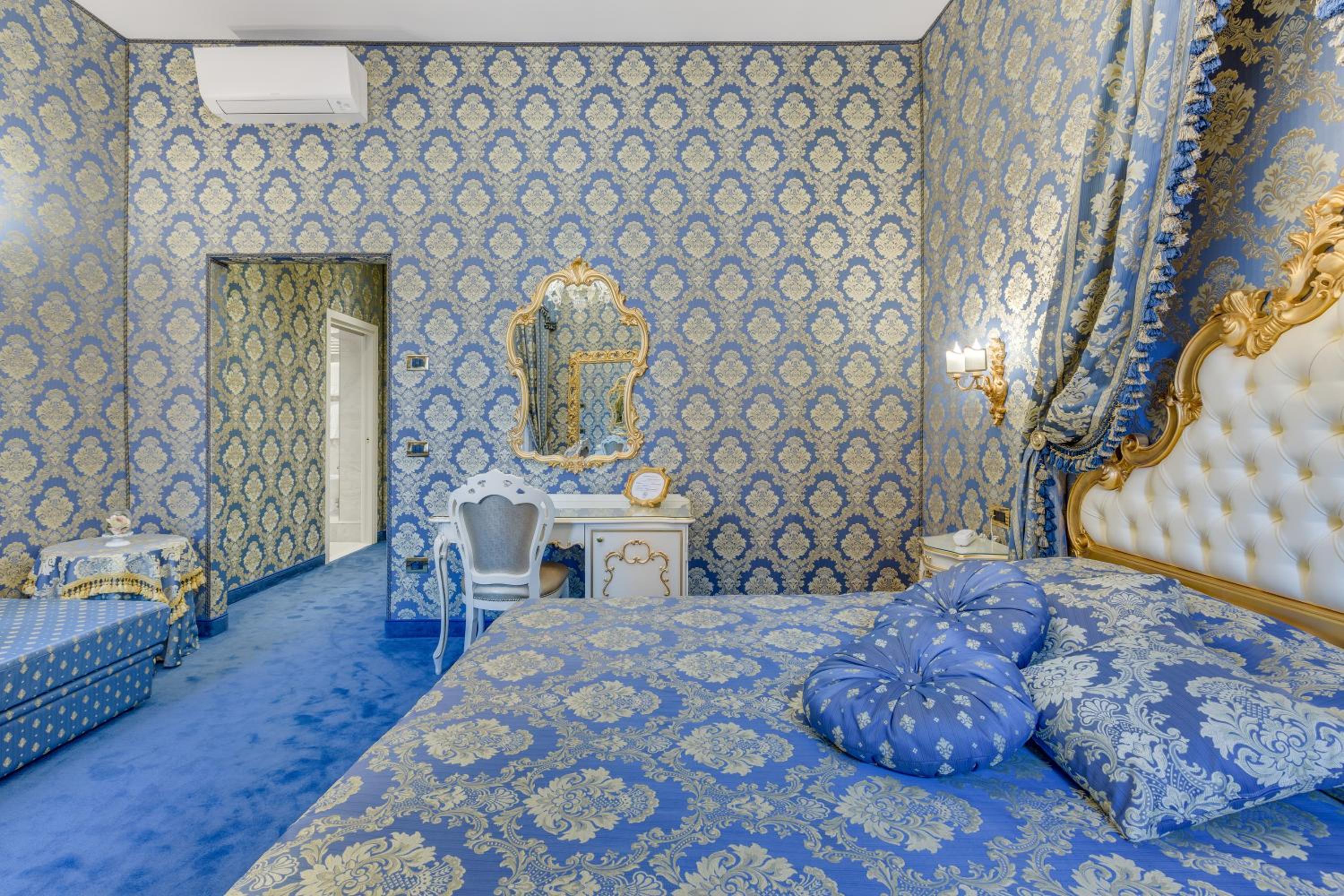 Superior Triple Room with Canal View photo 2
