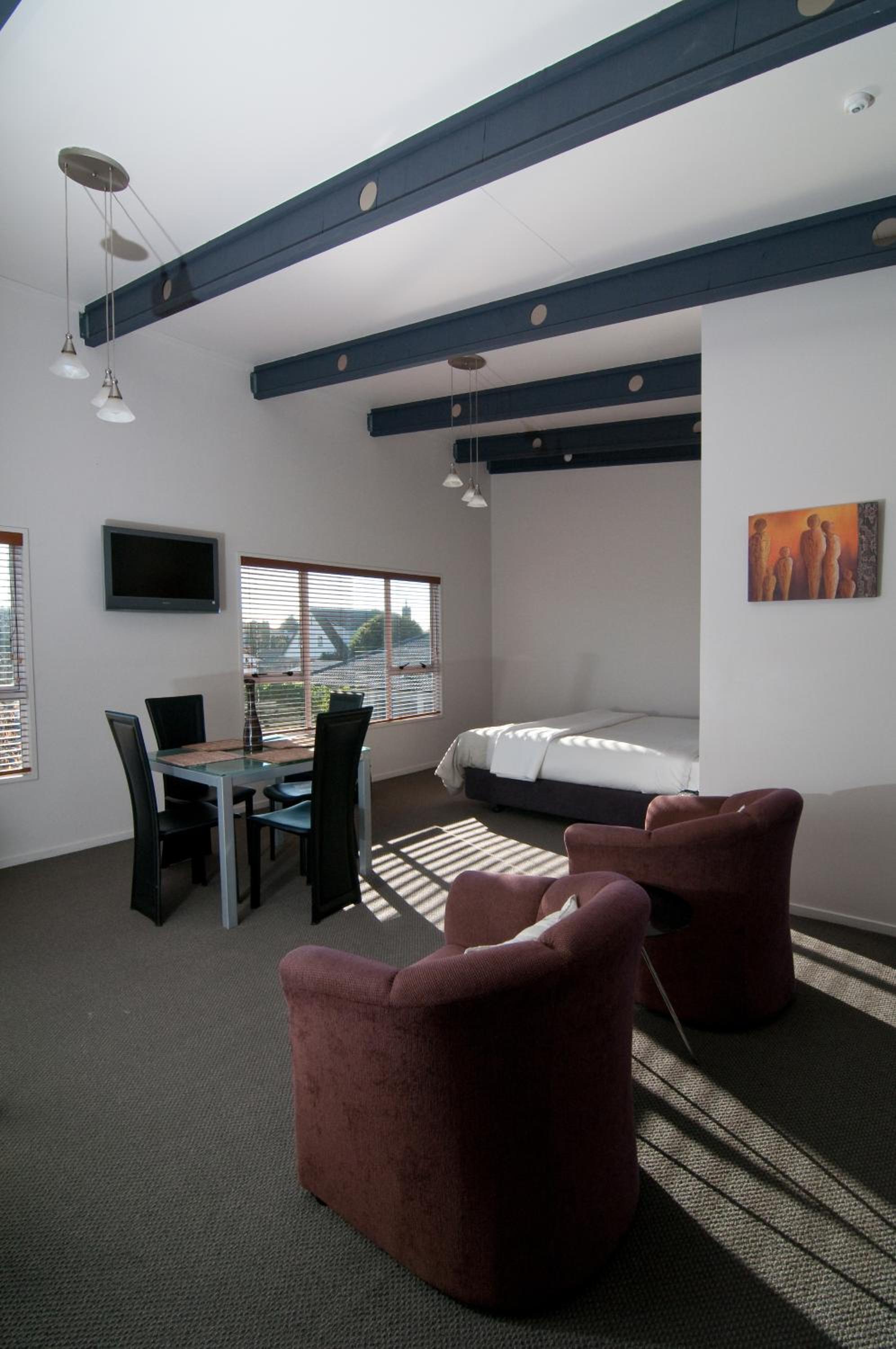 Deluxe One-Bedroom Apartment - Photo 5
