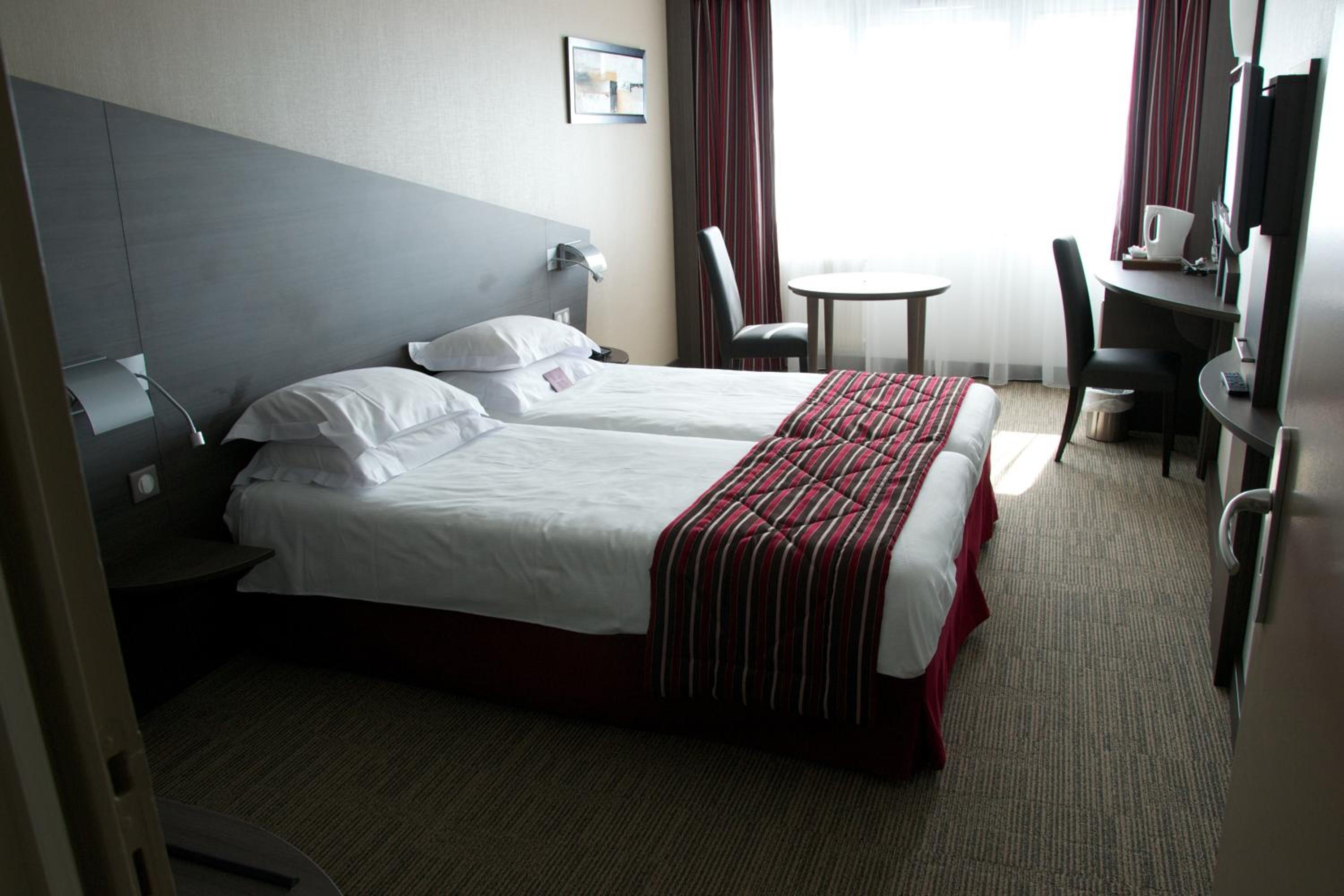 Standard Twin Room - Photo 6