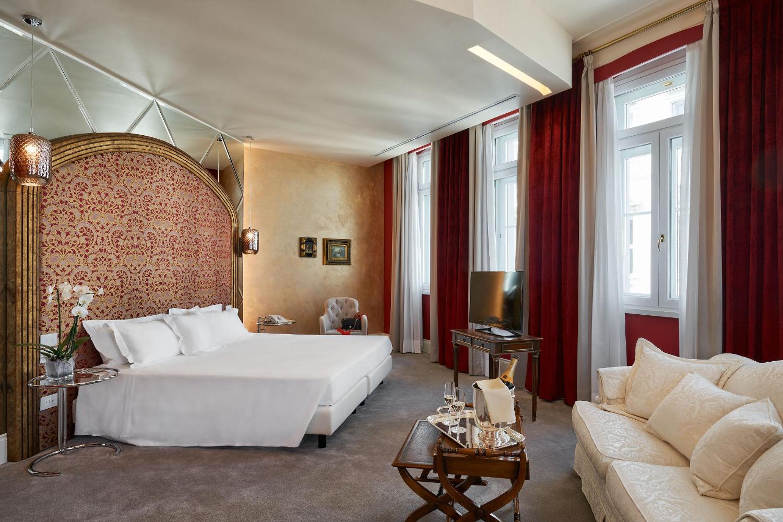 Suite with Square View - Photo 1