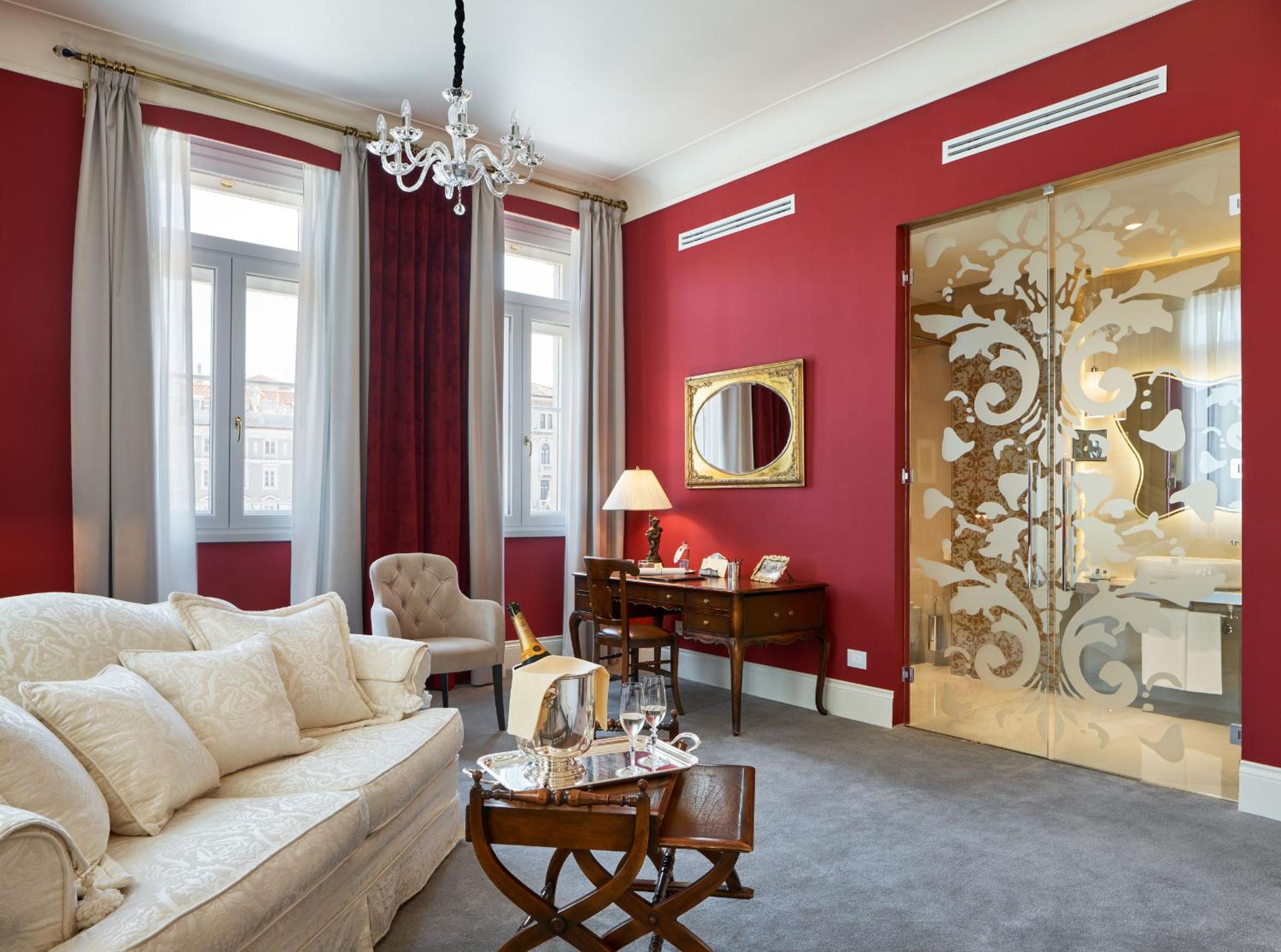 Suite with Square View - Photo 4