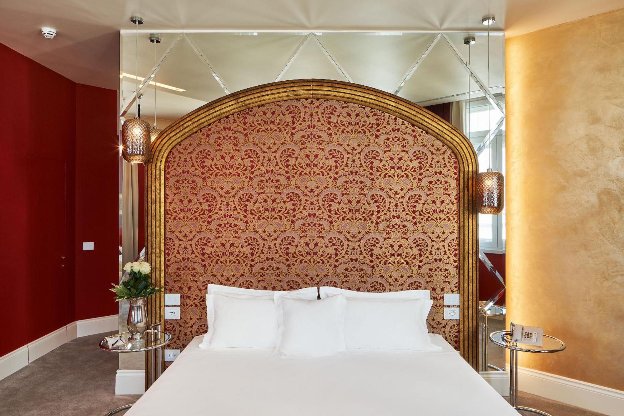 Suite with Square View - Photo 6