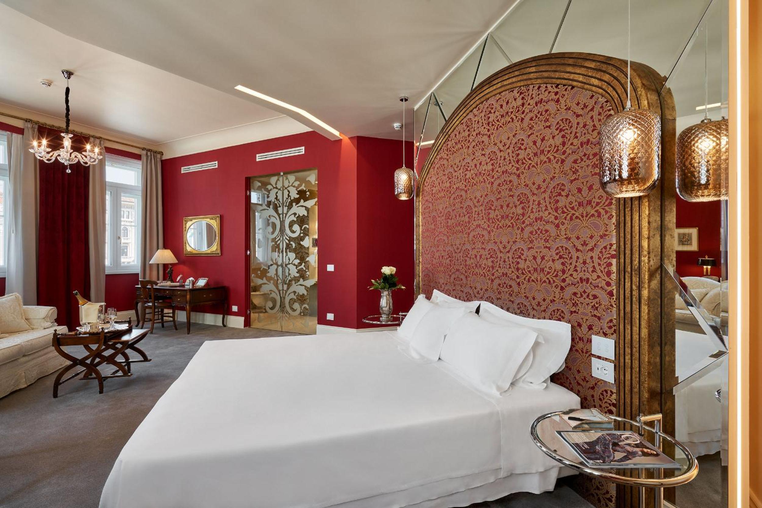 Suite with Square View - Photo 5