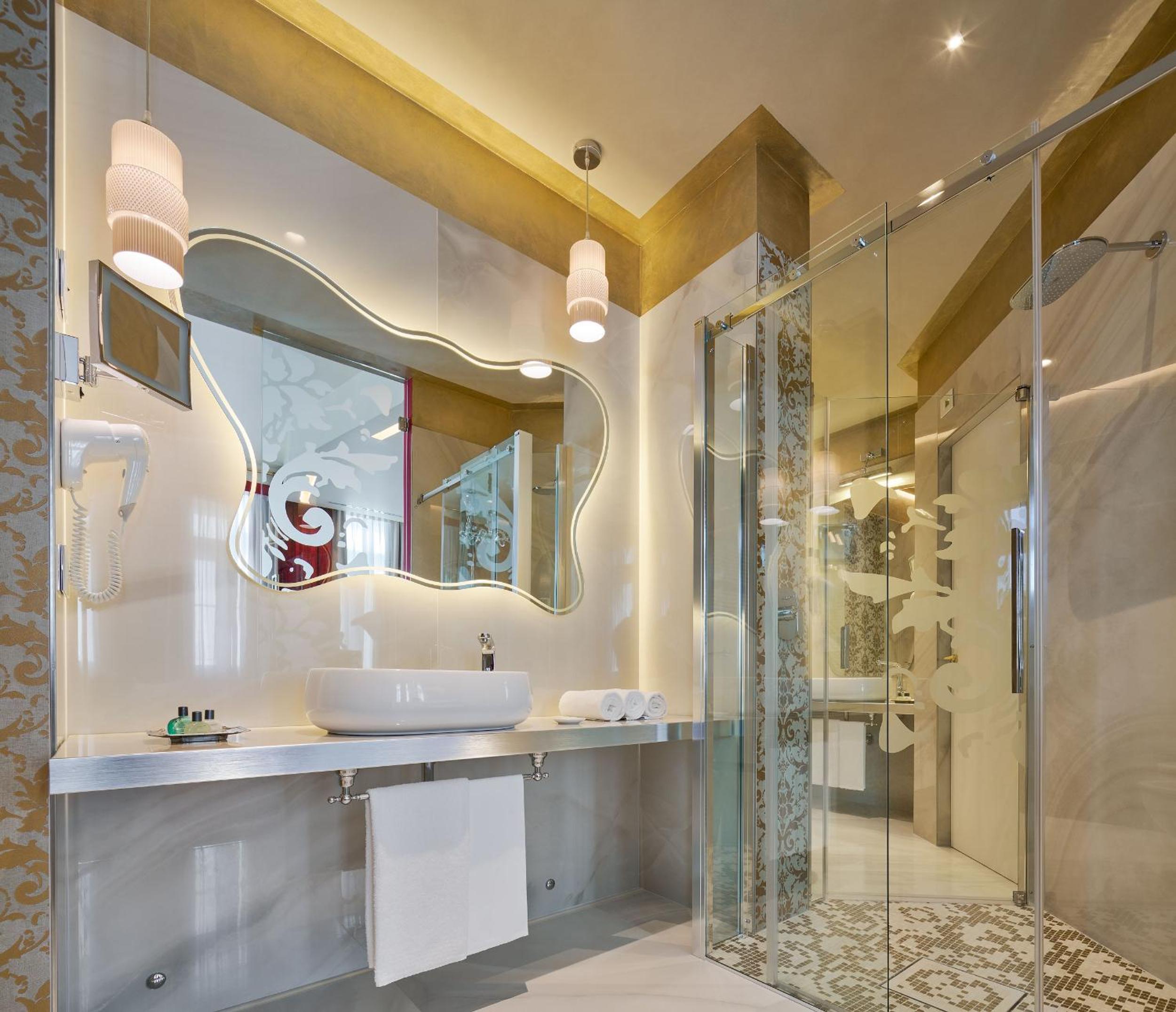 Suite with Square View - Photo 11