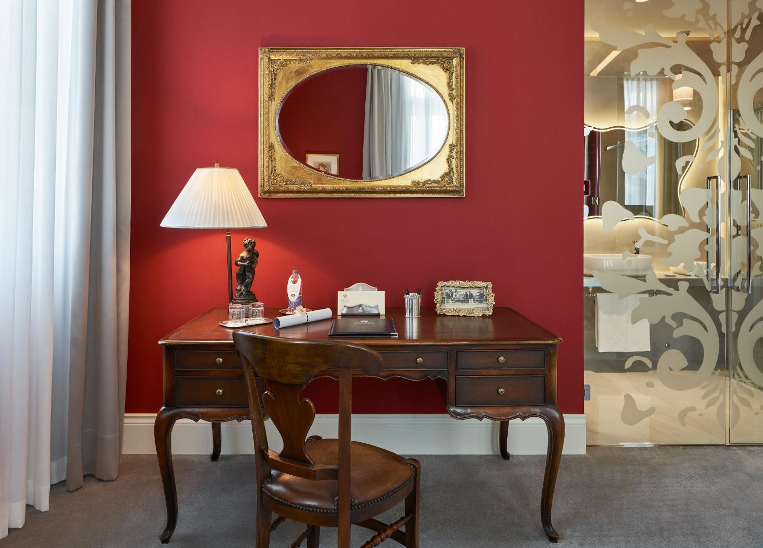Suite with Square View - Photo 10