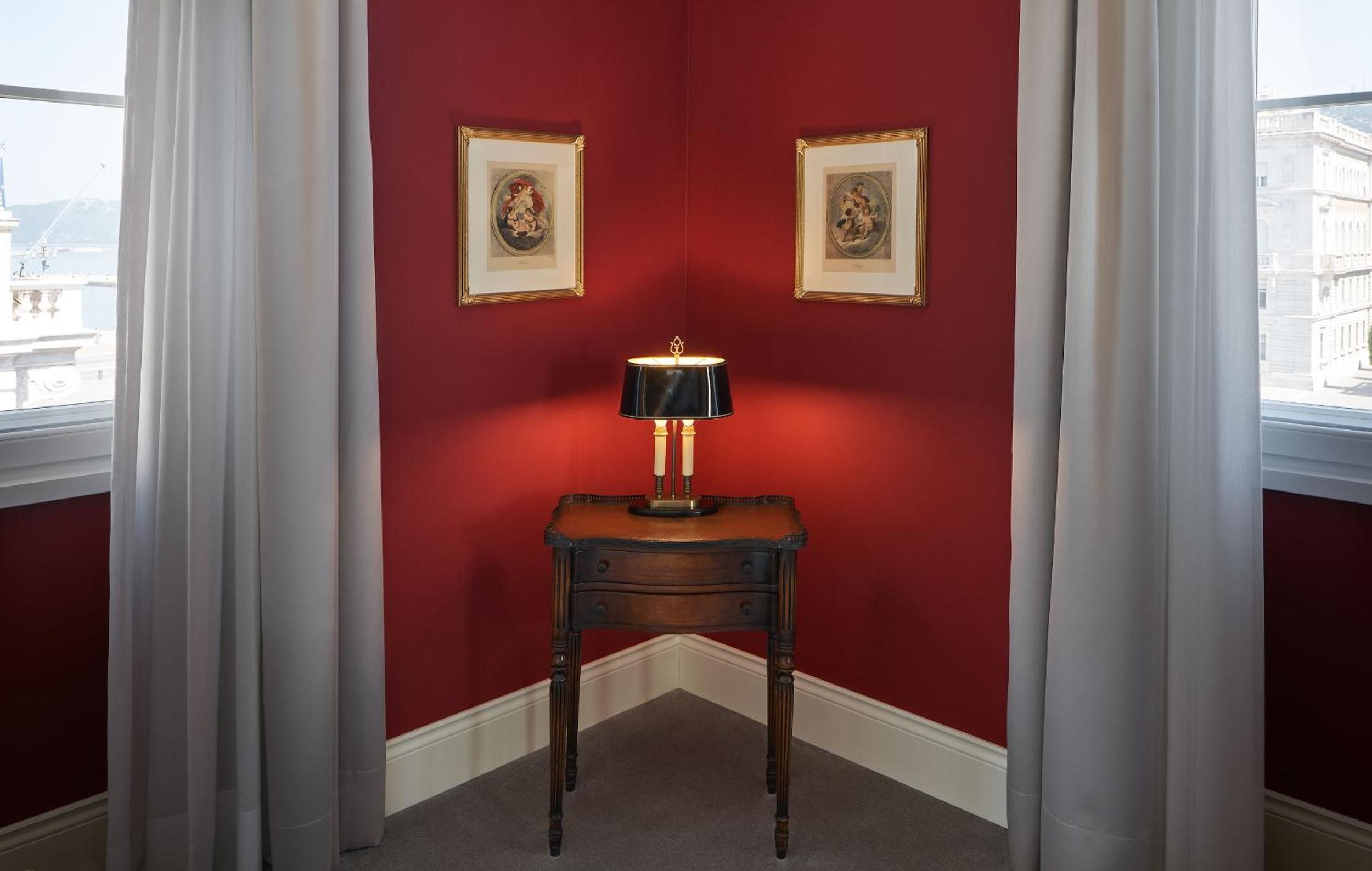 Suite with Square View - Photo 8