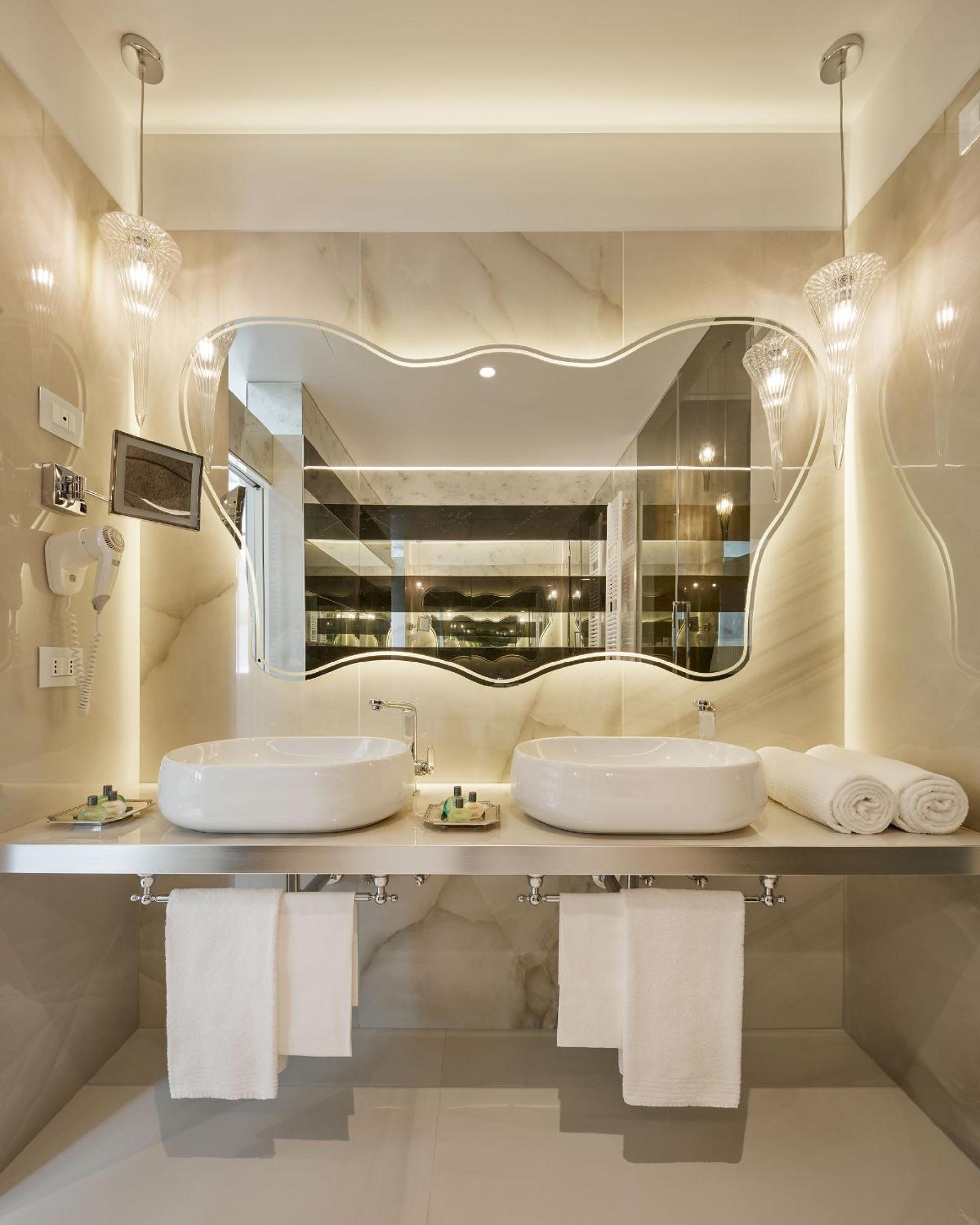 Suite Prestige with Square View - Photo 22