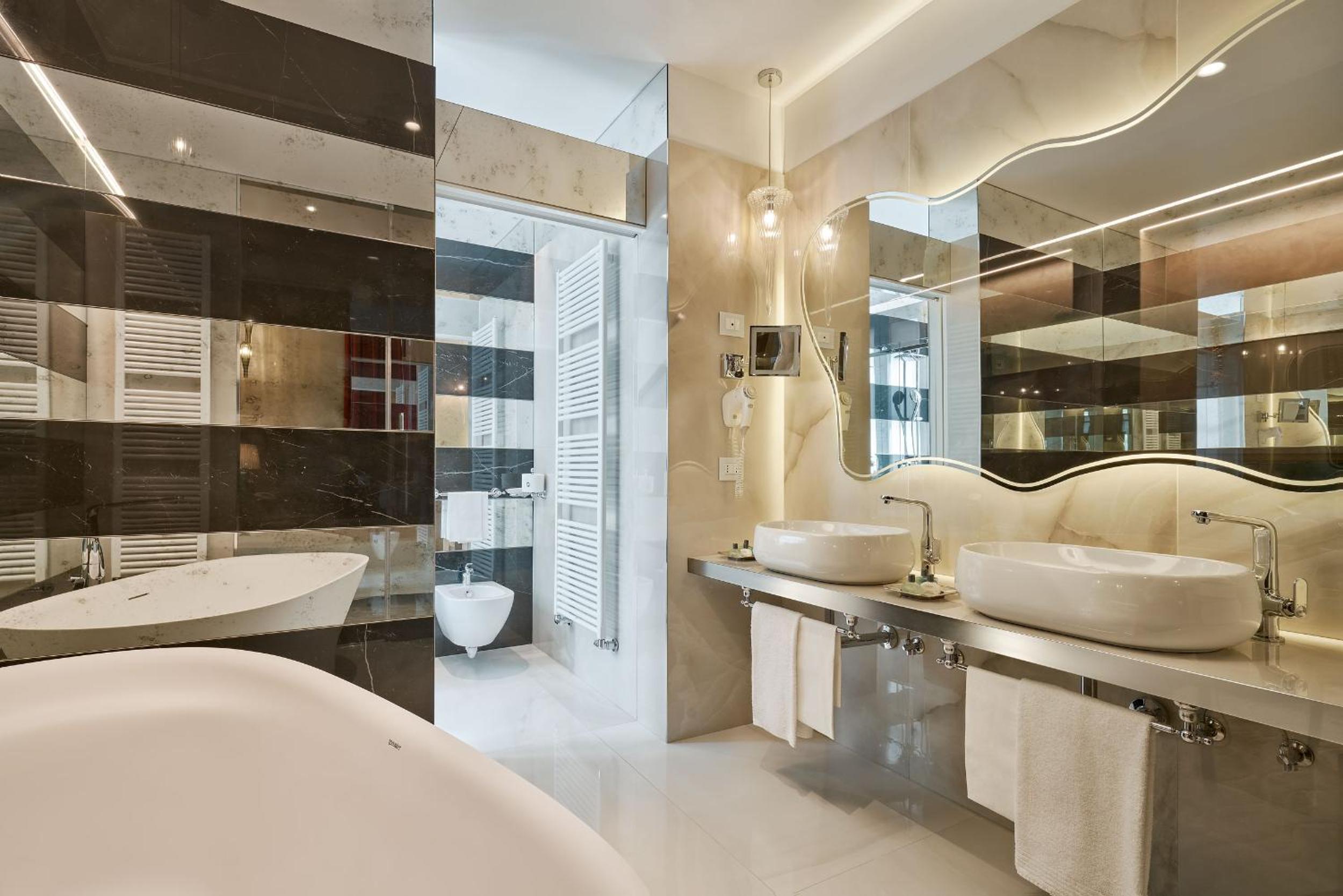 Suite Prestige with Square View - Photo 24