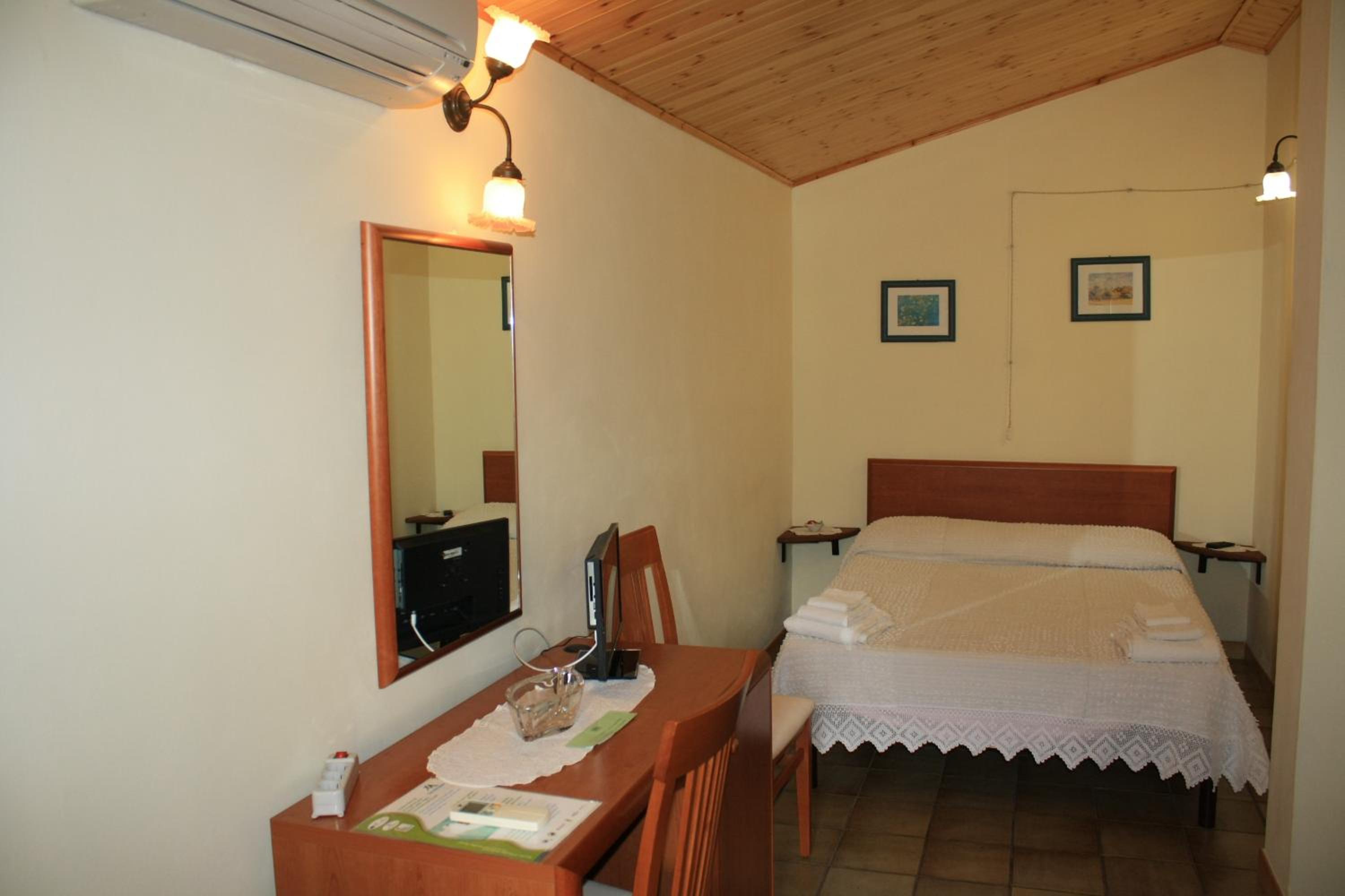 Deluxe Double or Twin Room - Photo 8