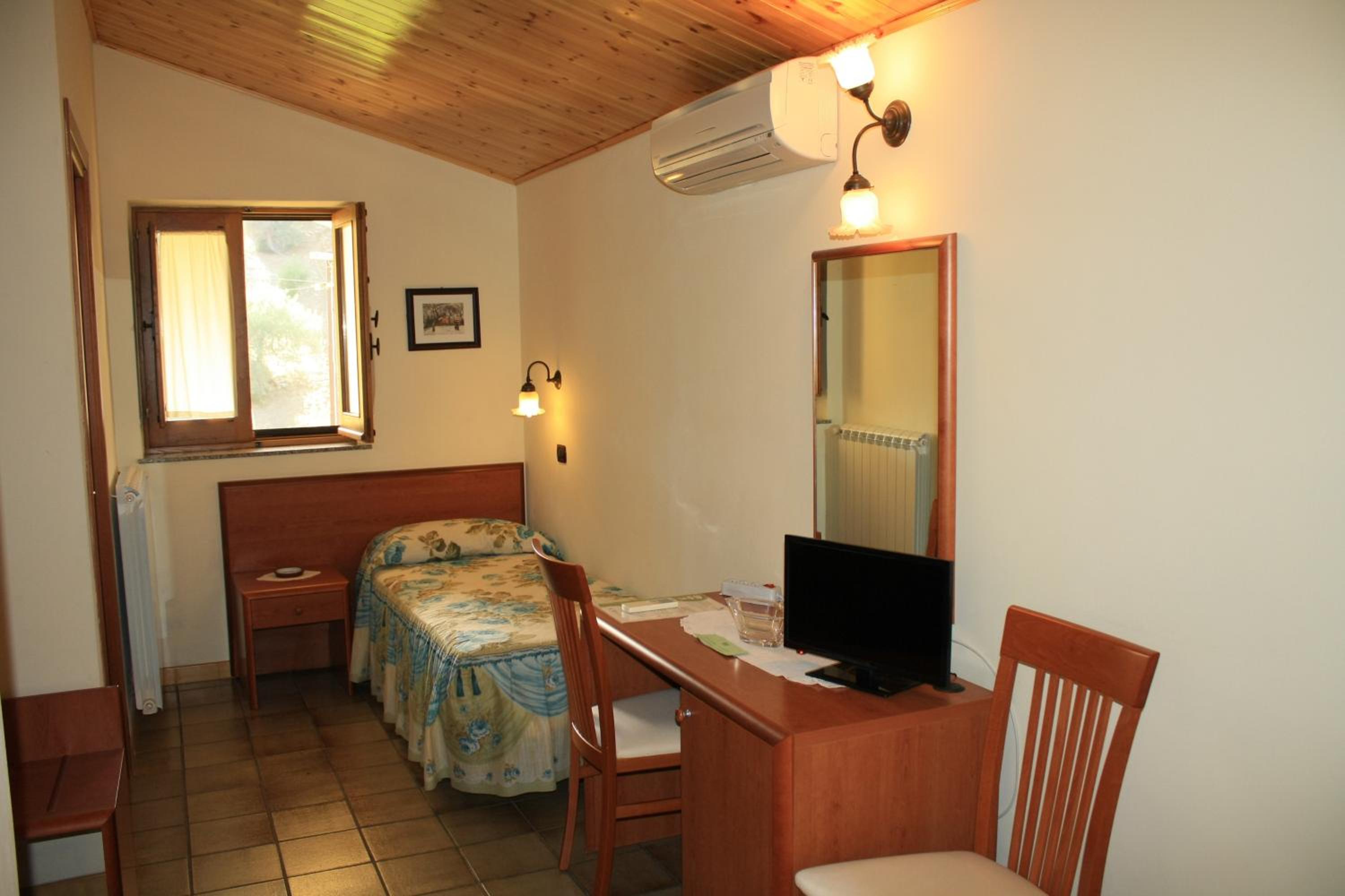 Deluxe Double or Twin Room - Photo 9