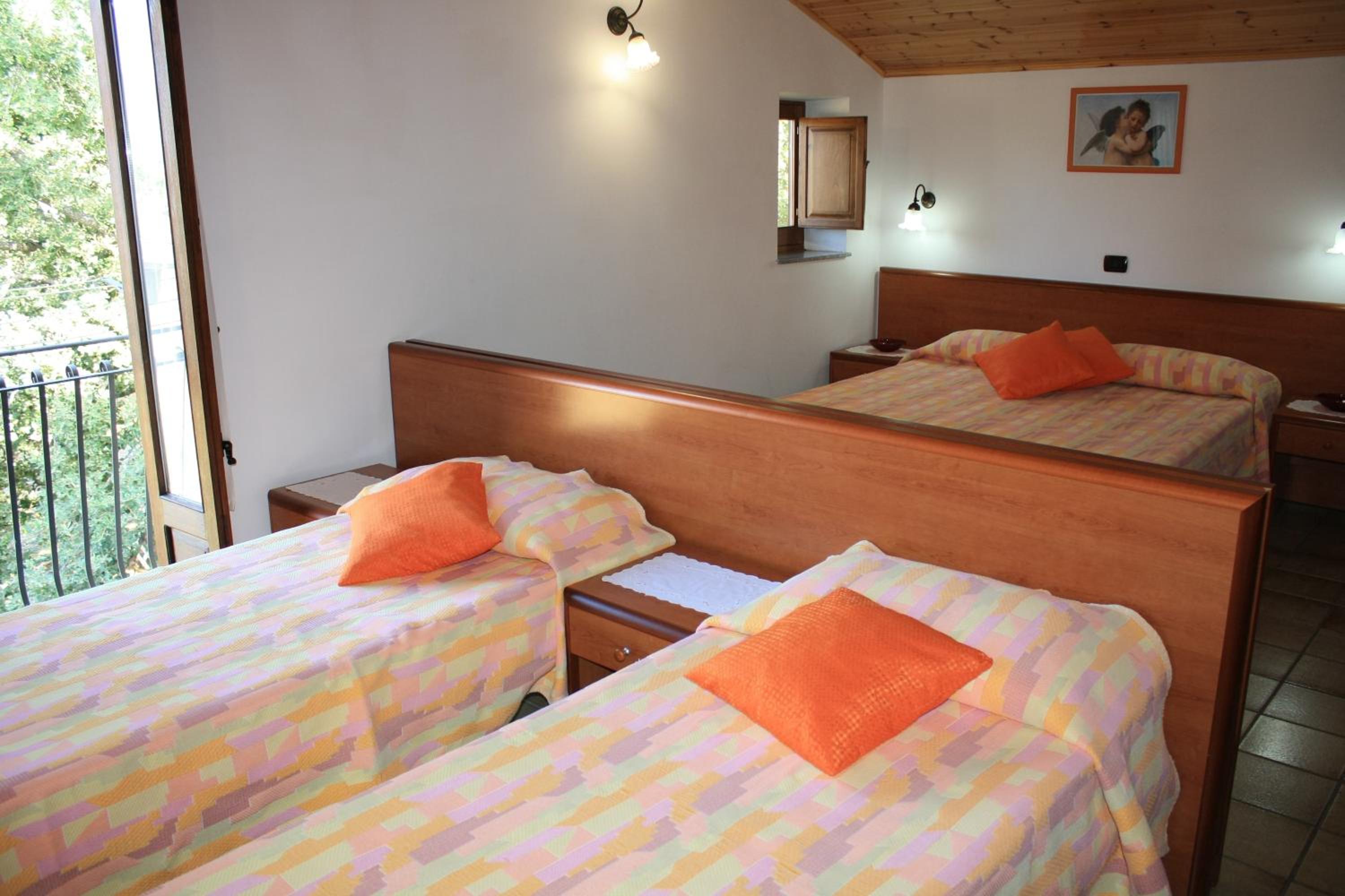 Quadruple Room with Balcony - Photo 20