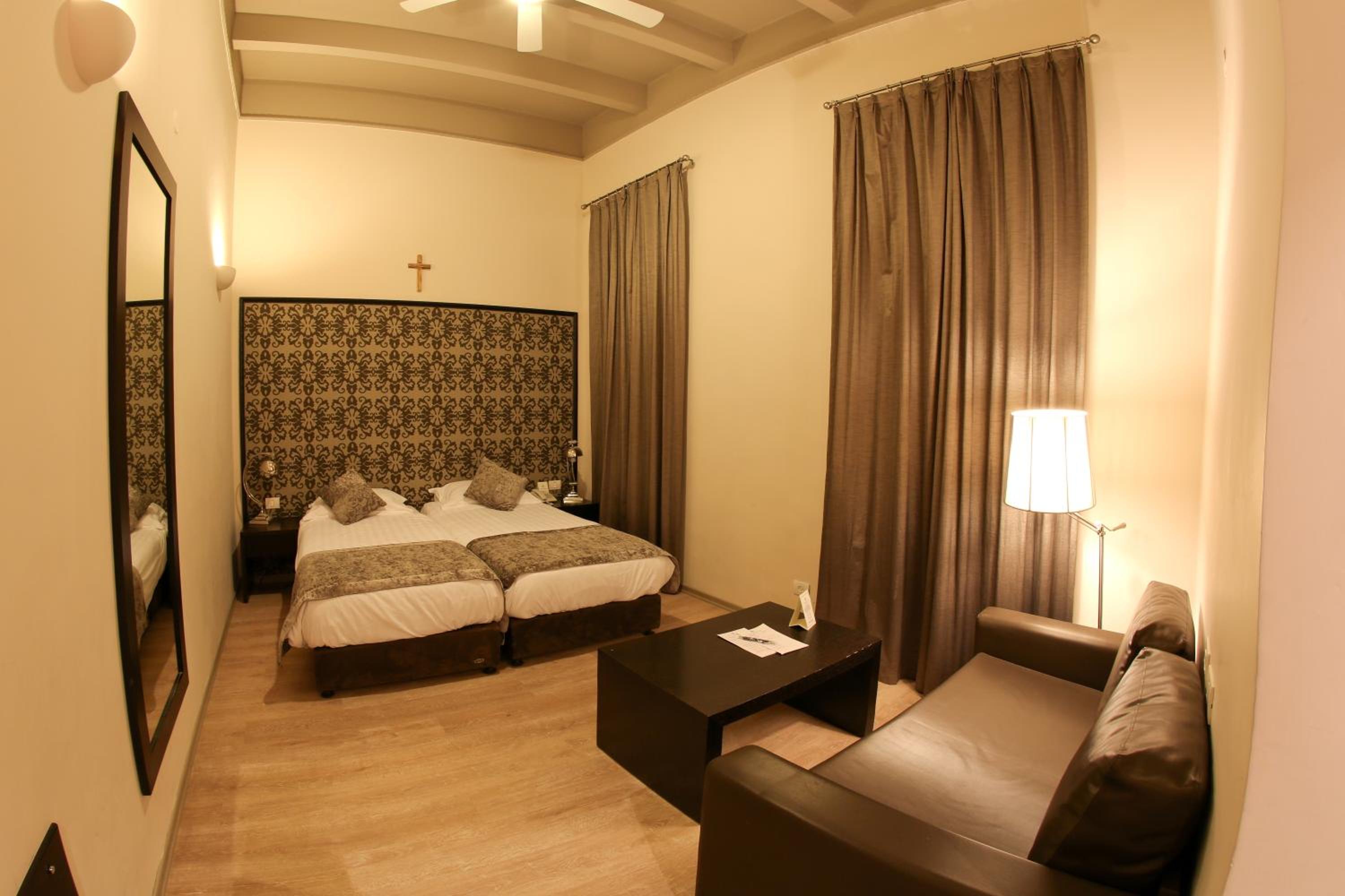 Standard Twin Room - Photo 10