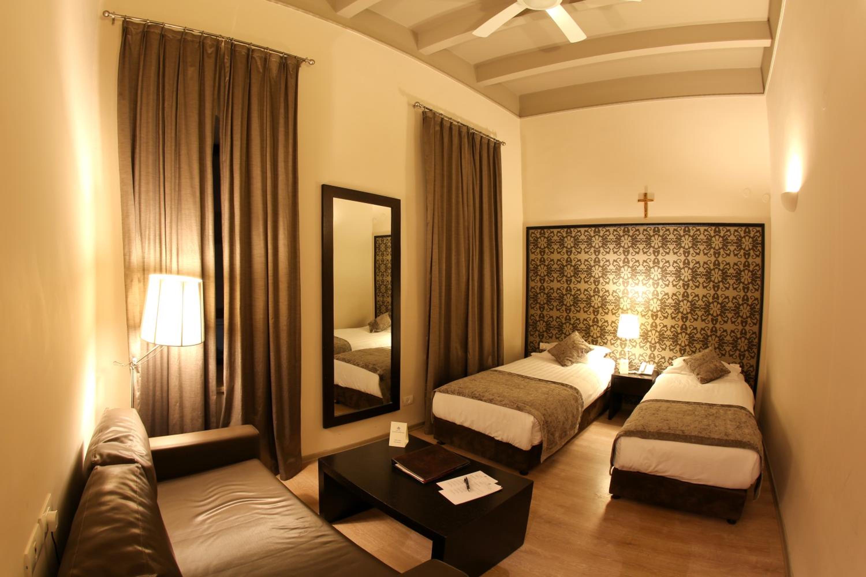 Standard Twin Room - Photo 8