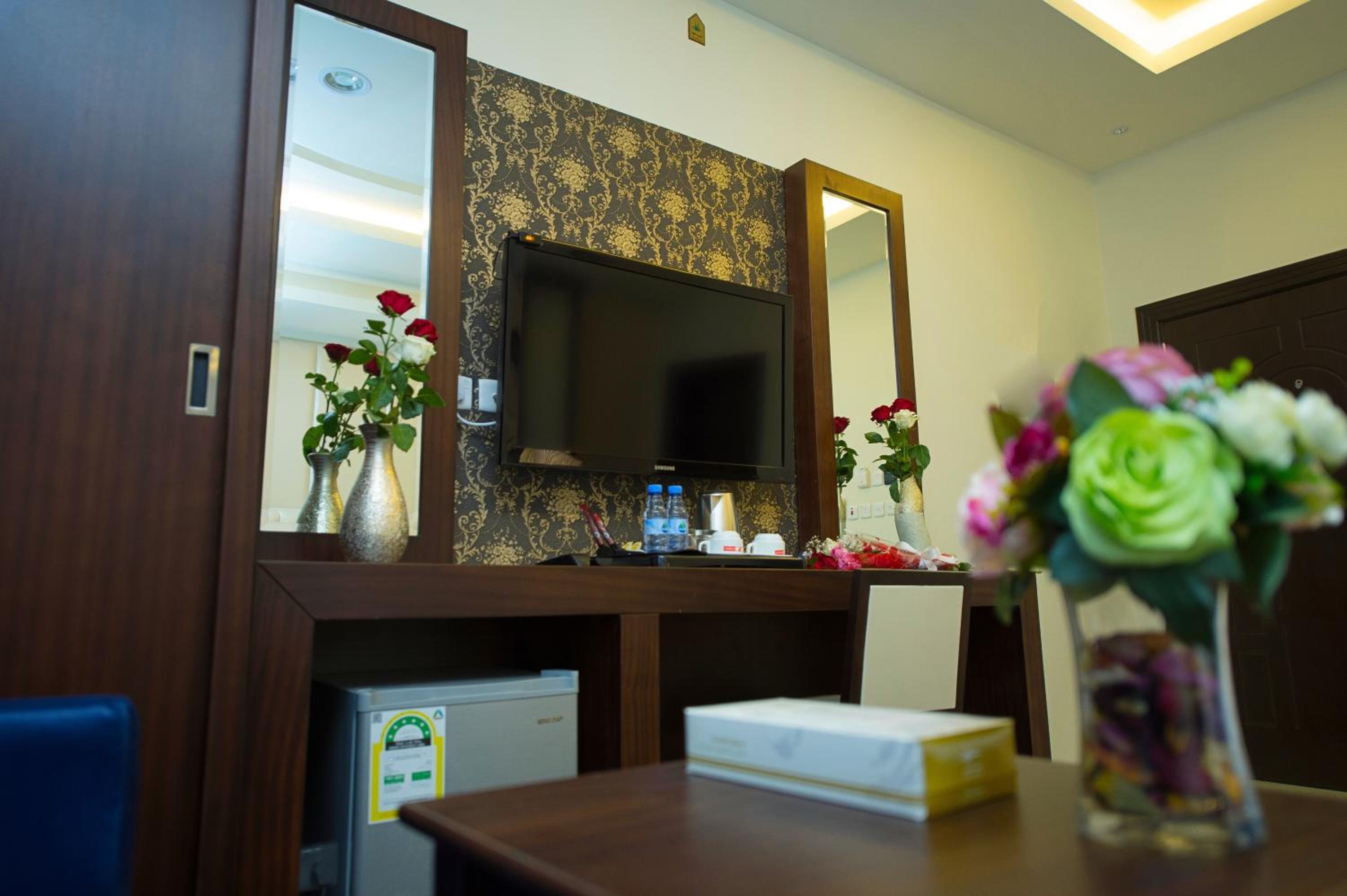 Honeymoon Suite - Photo 9