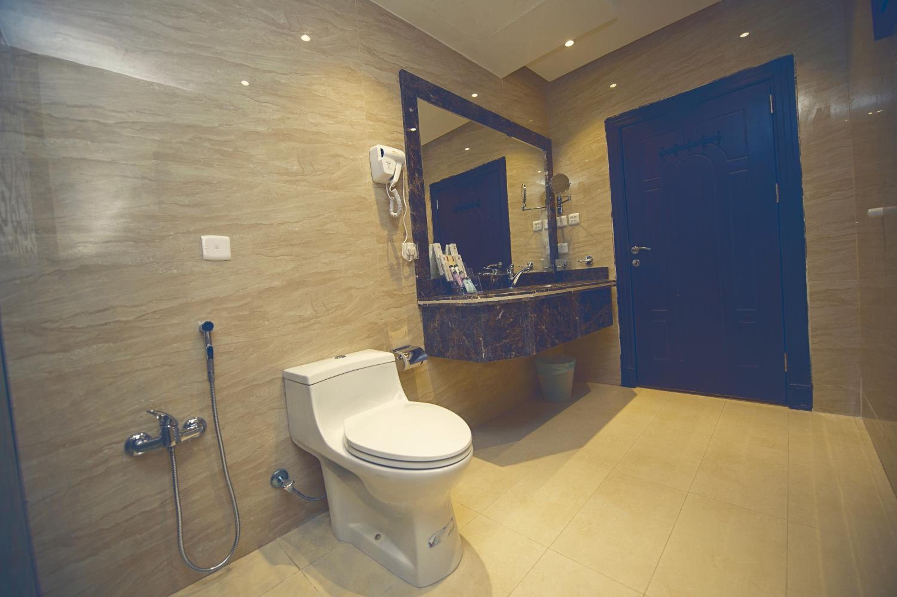 Honeymoon Suite - Photo 11
