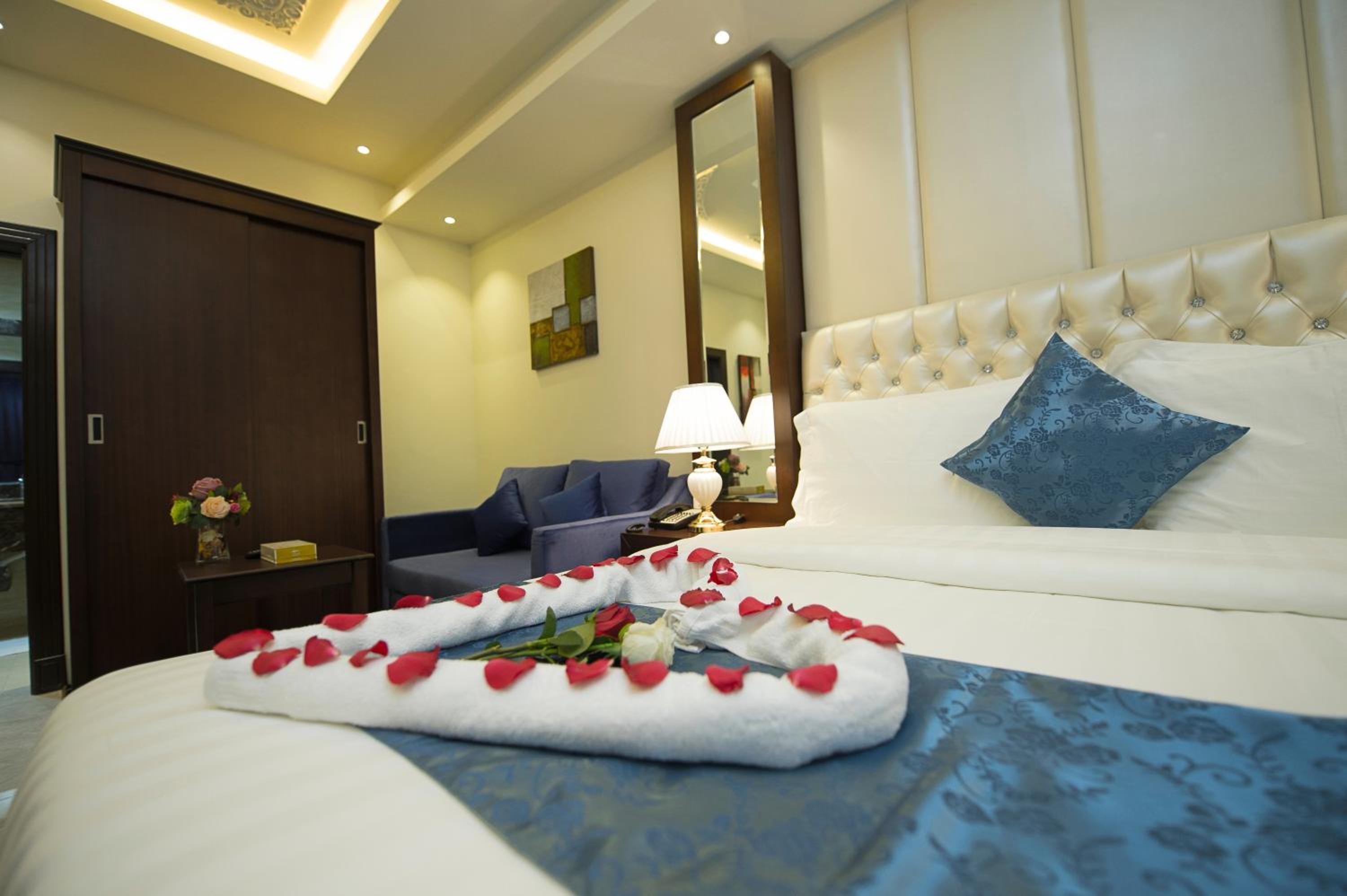 Honeymoon Suite - Photo 5
