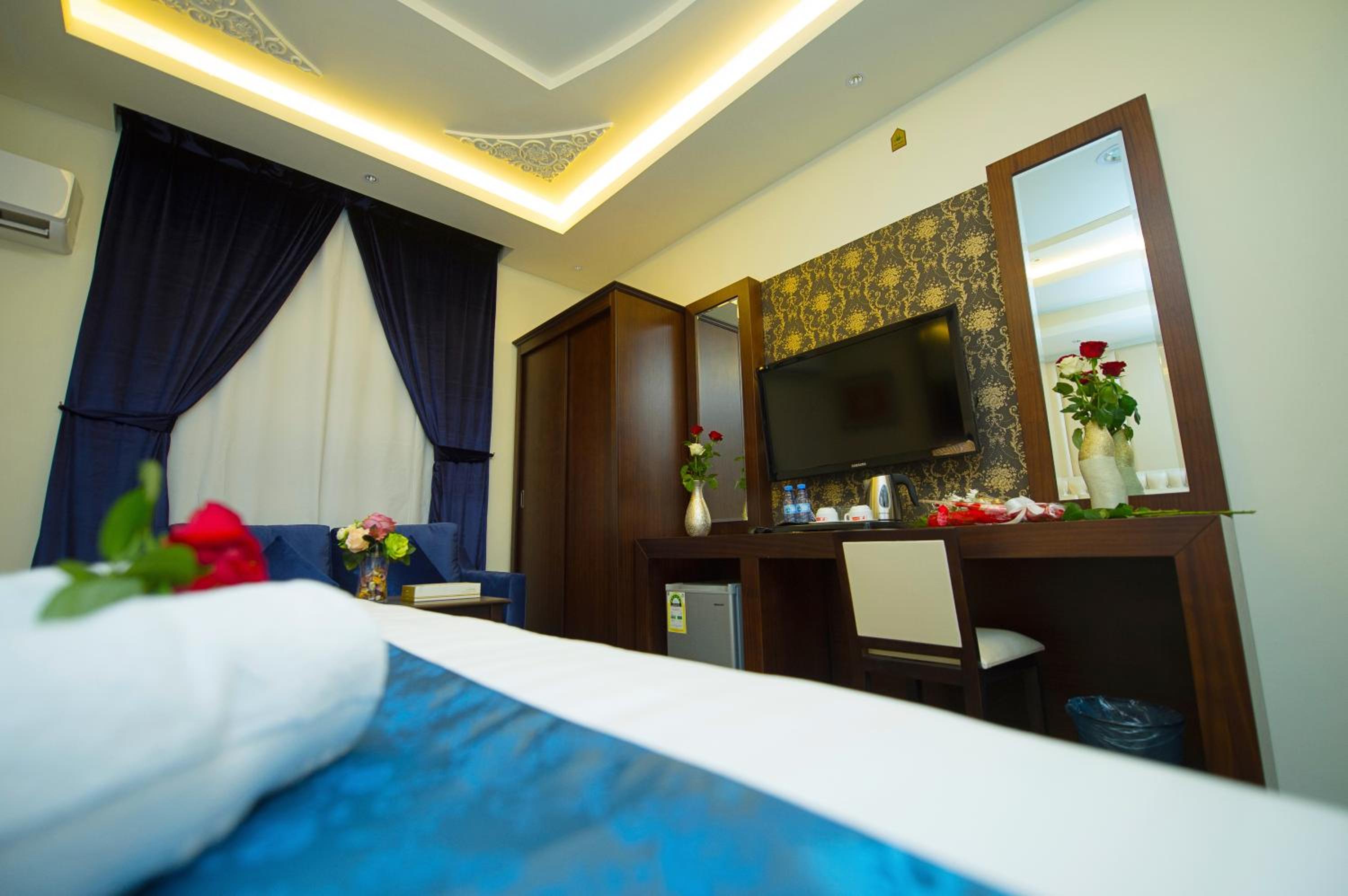 Honeymoon Suite - Photo 13