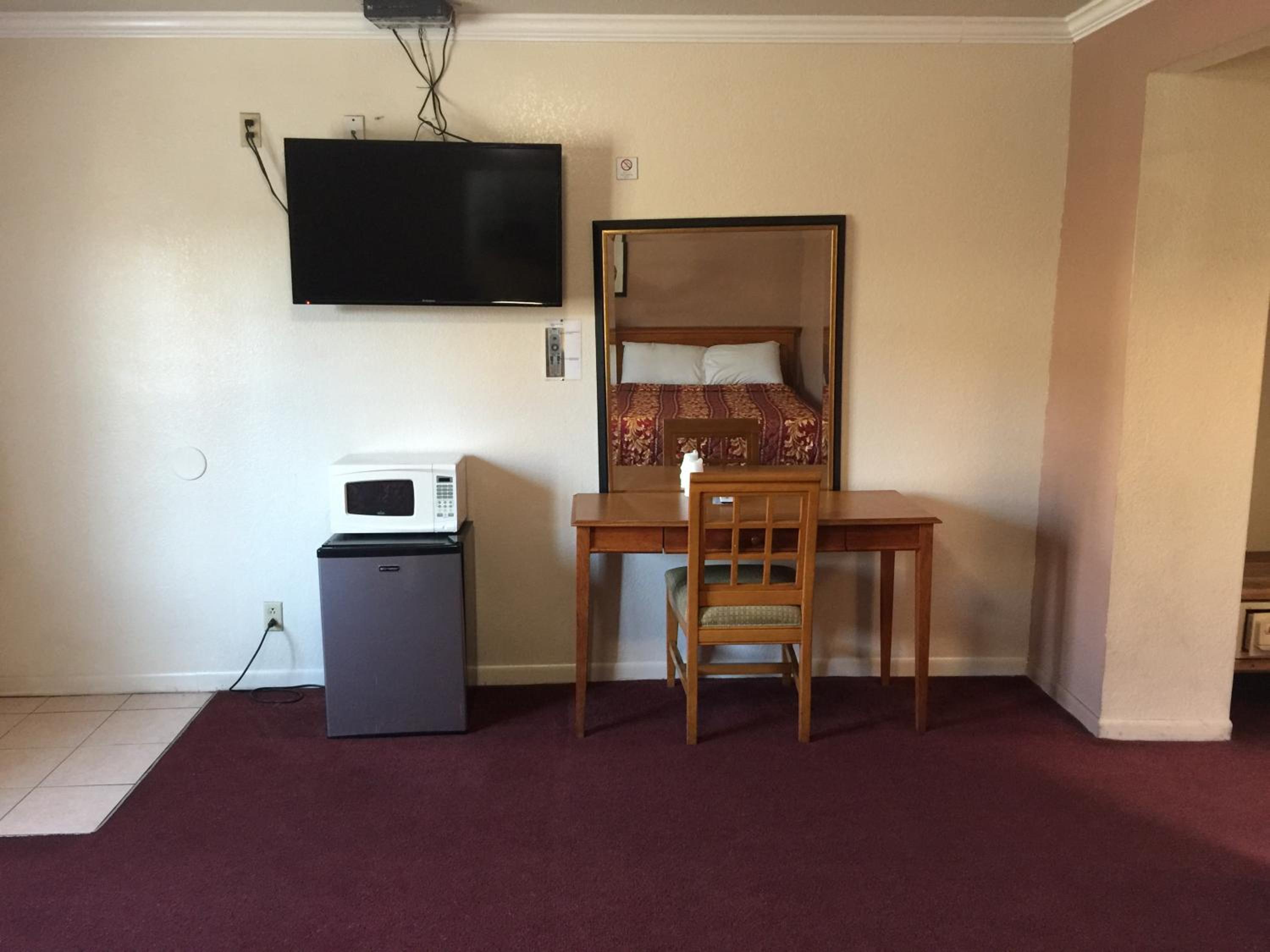 Family Room - Photo 2