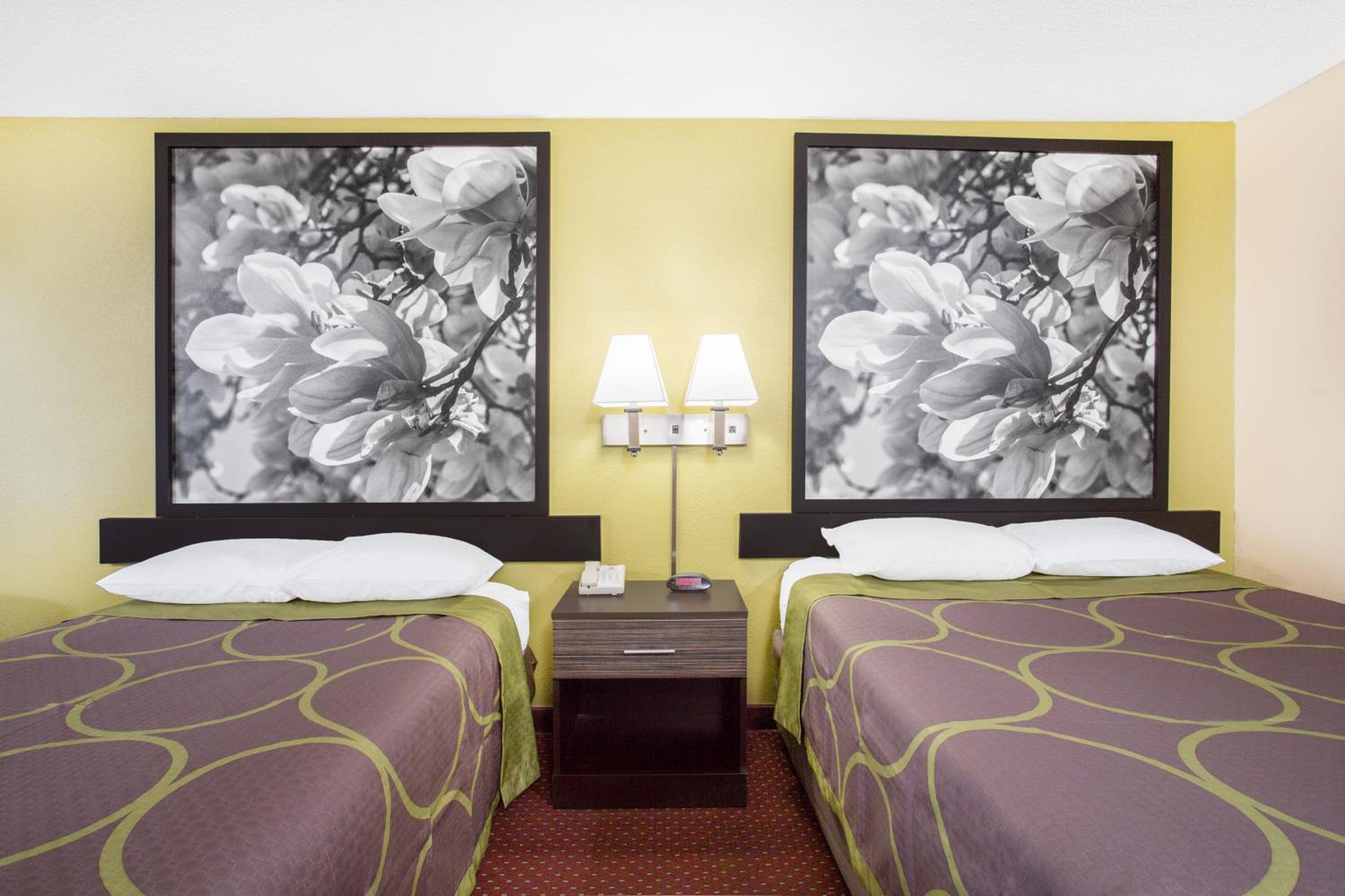 Queen Room with Two Queen Beds - Smoking - Photo 3
