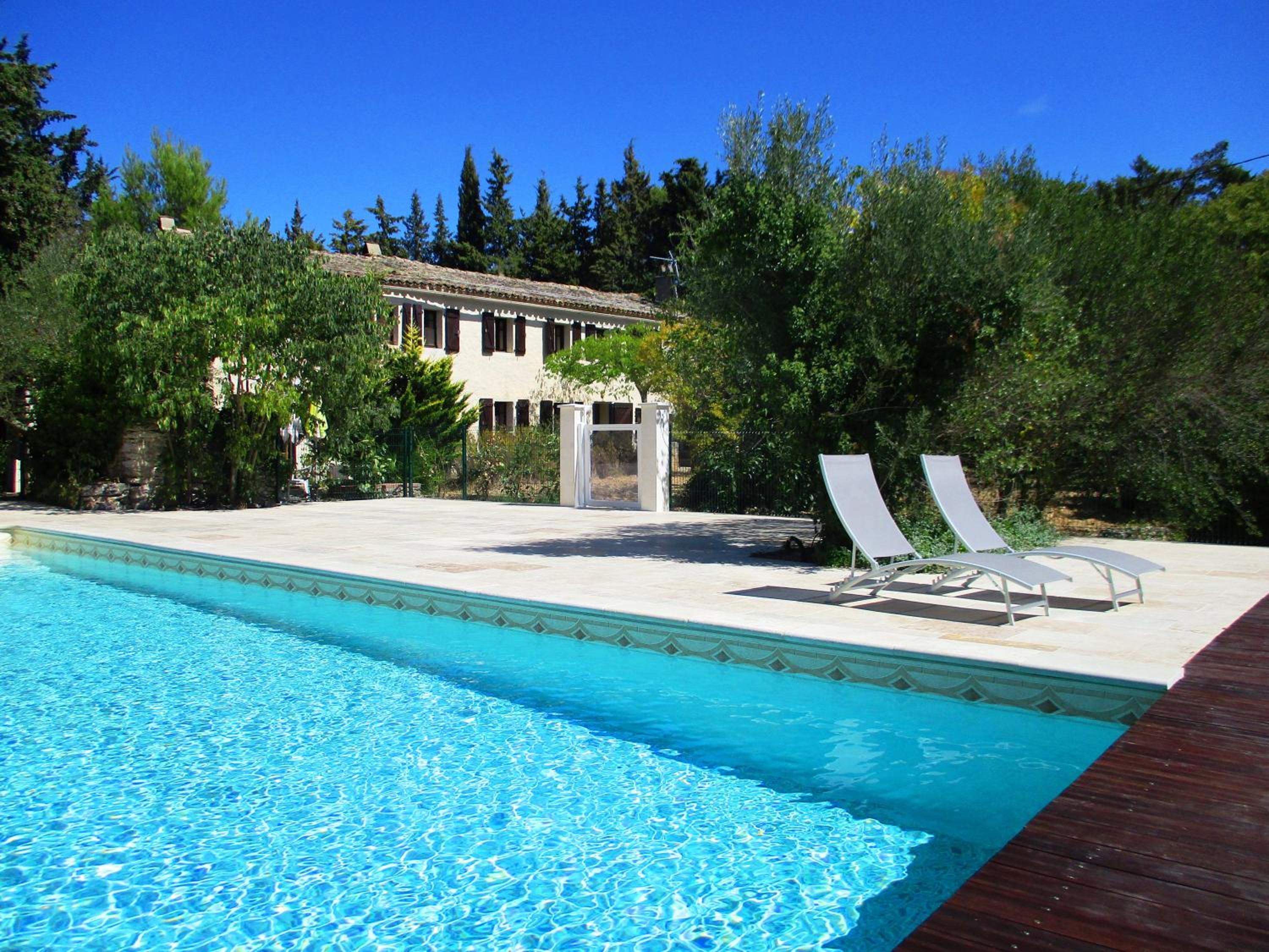 Apartment with Pool View 
