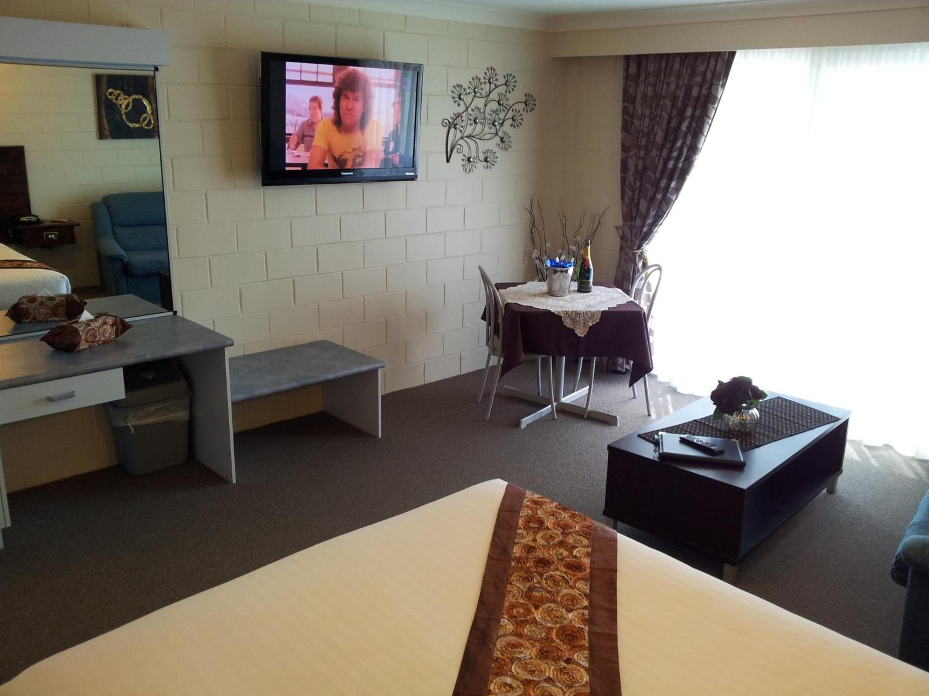 Deluxe Queen Suite photo 3
