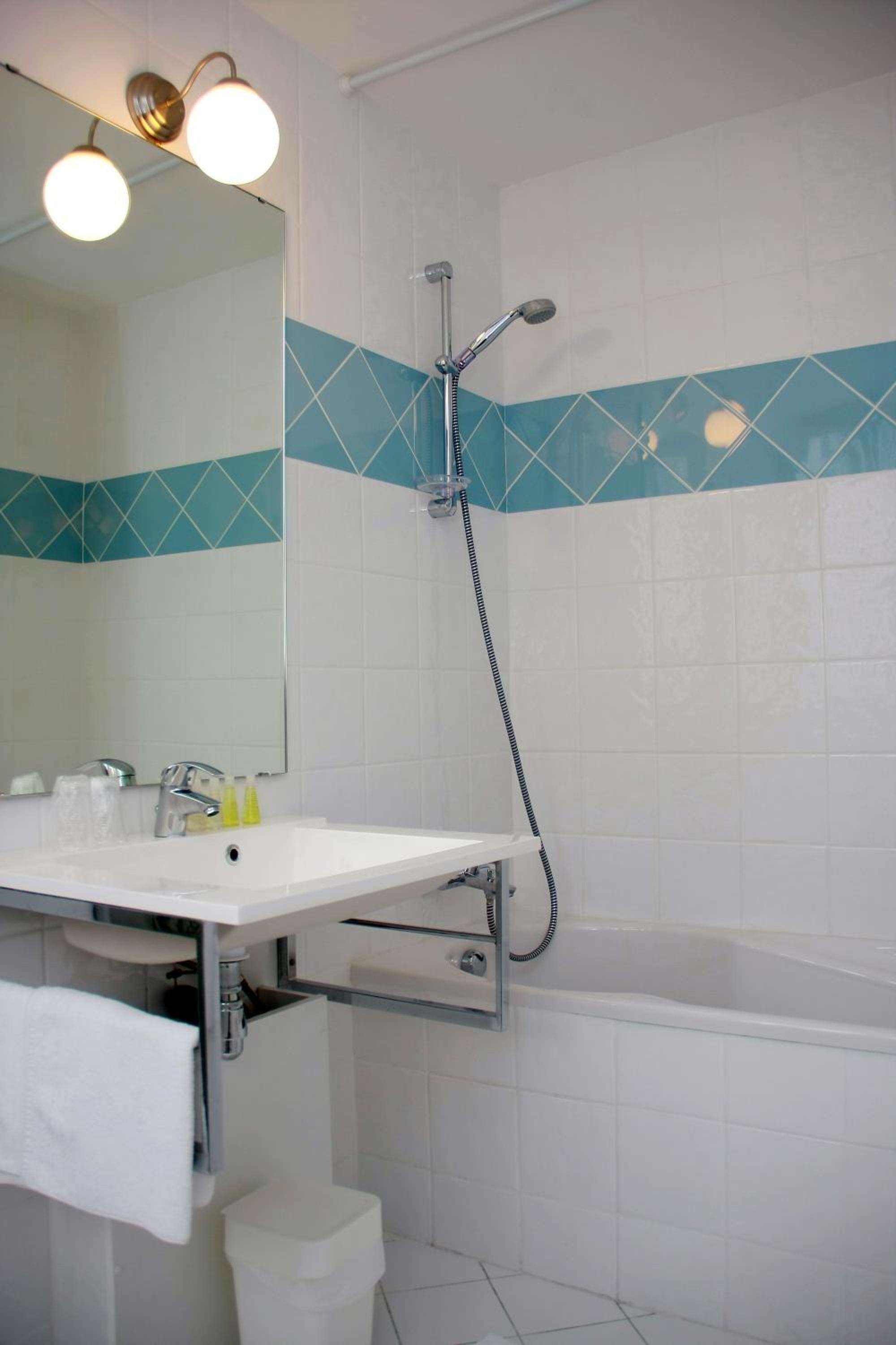 Twin Room - Photo 2