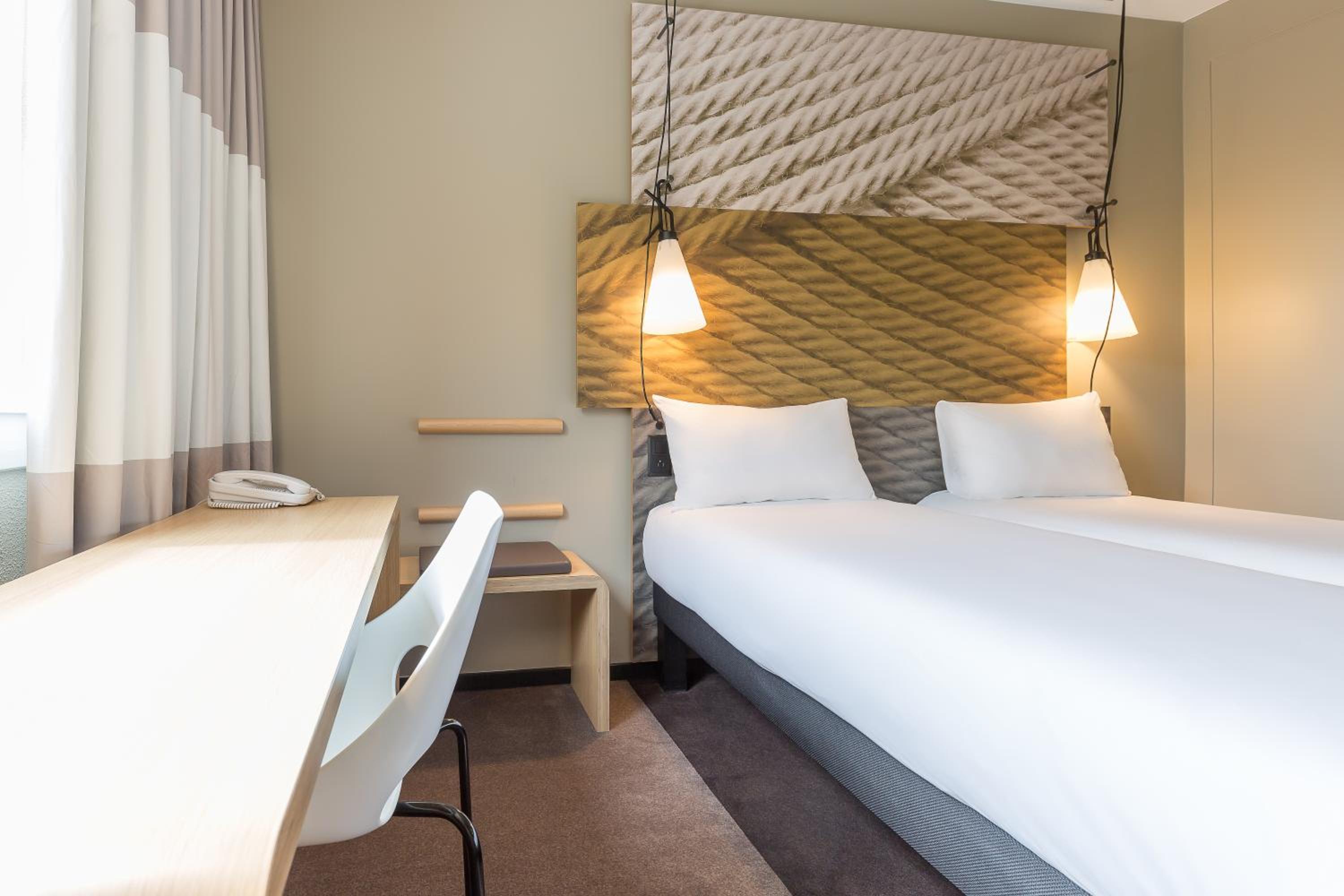 Standard Twin Room - Photo 7
