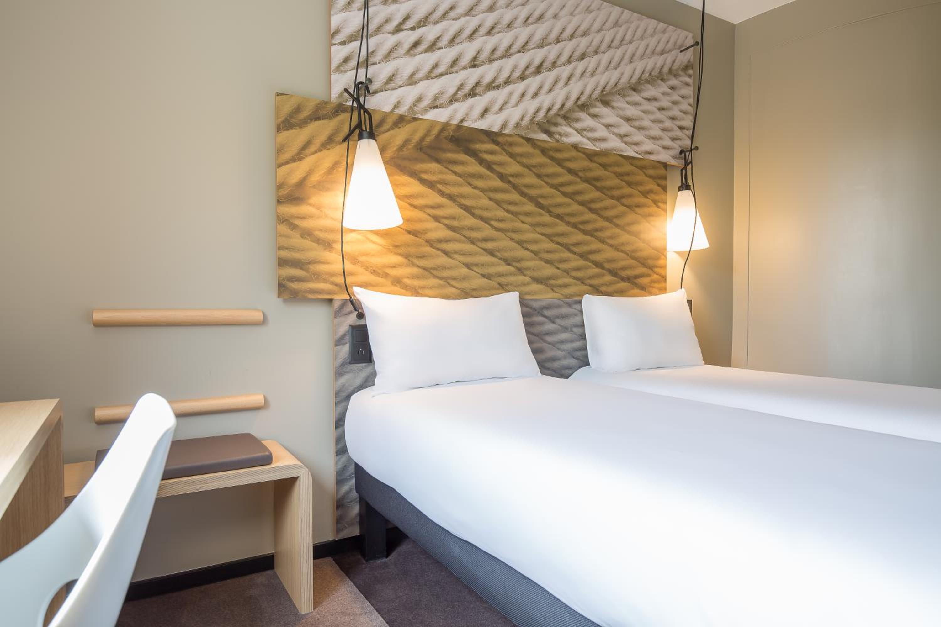 Standard Twin Room - Photo 8