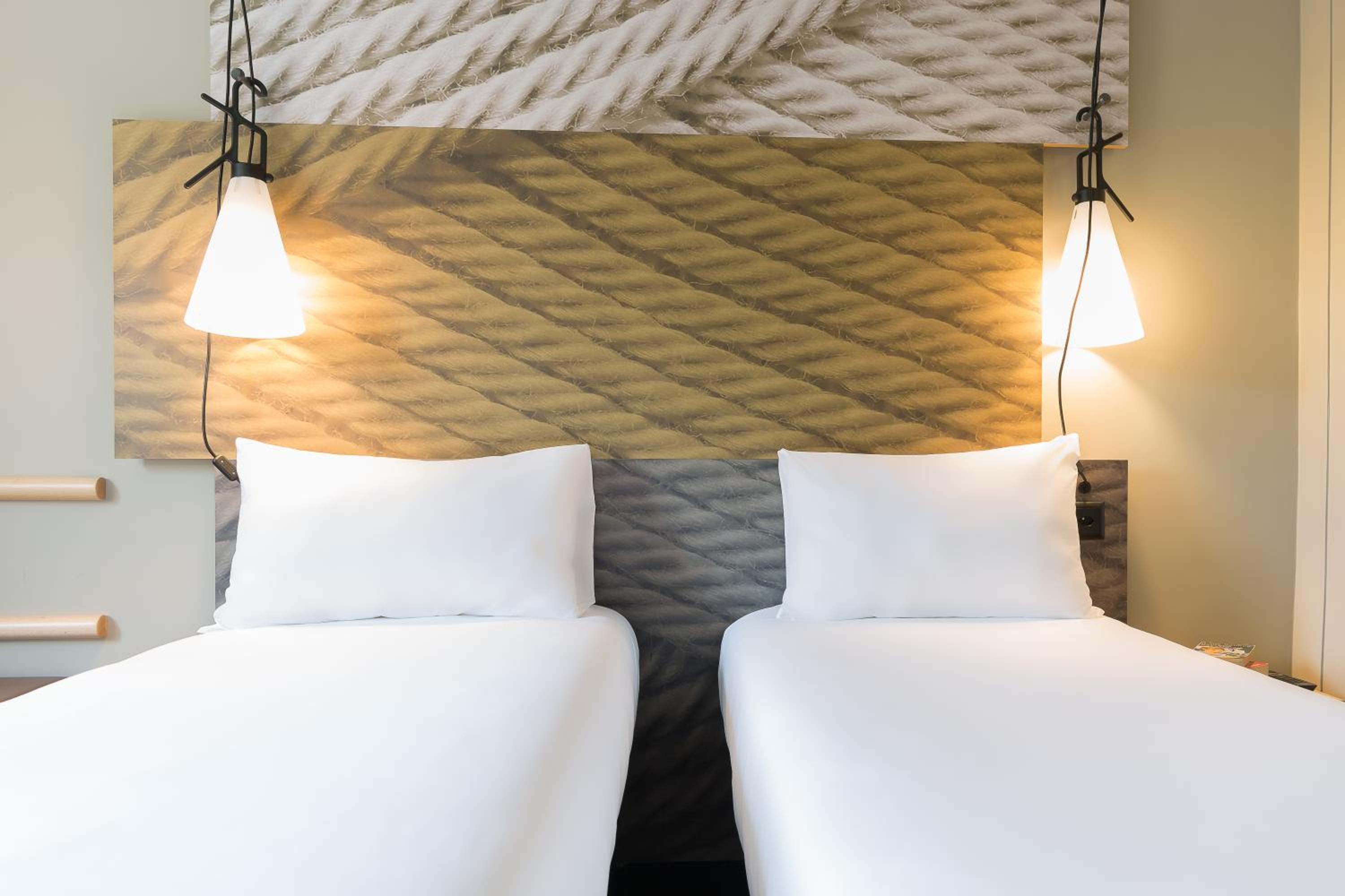 Standard Twin Room - Photo 9