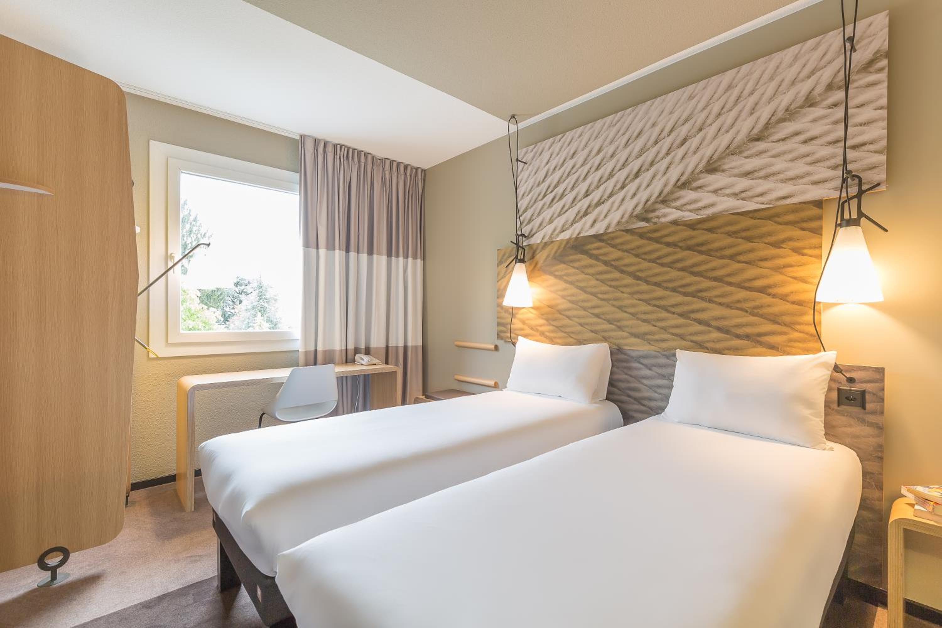Standard Twin Room - Photo 11
