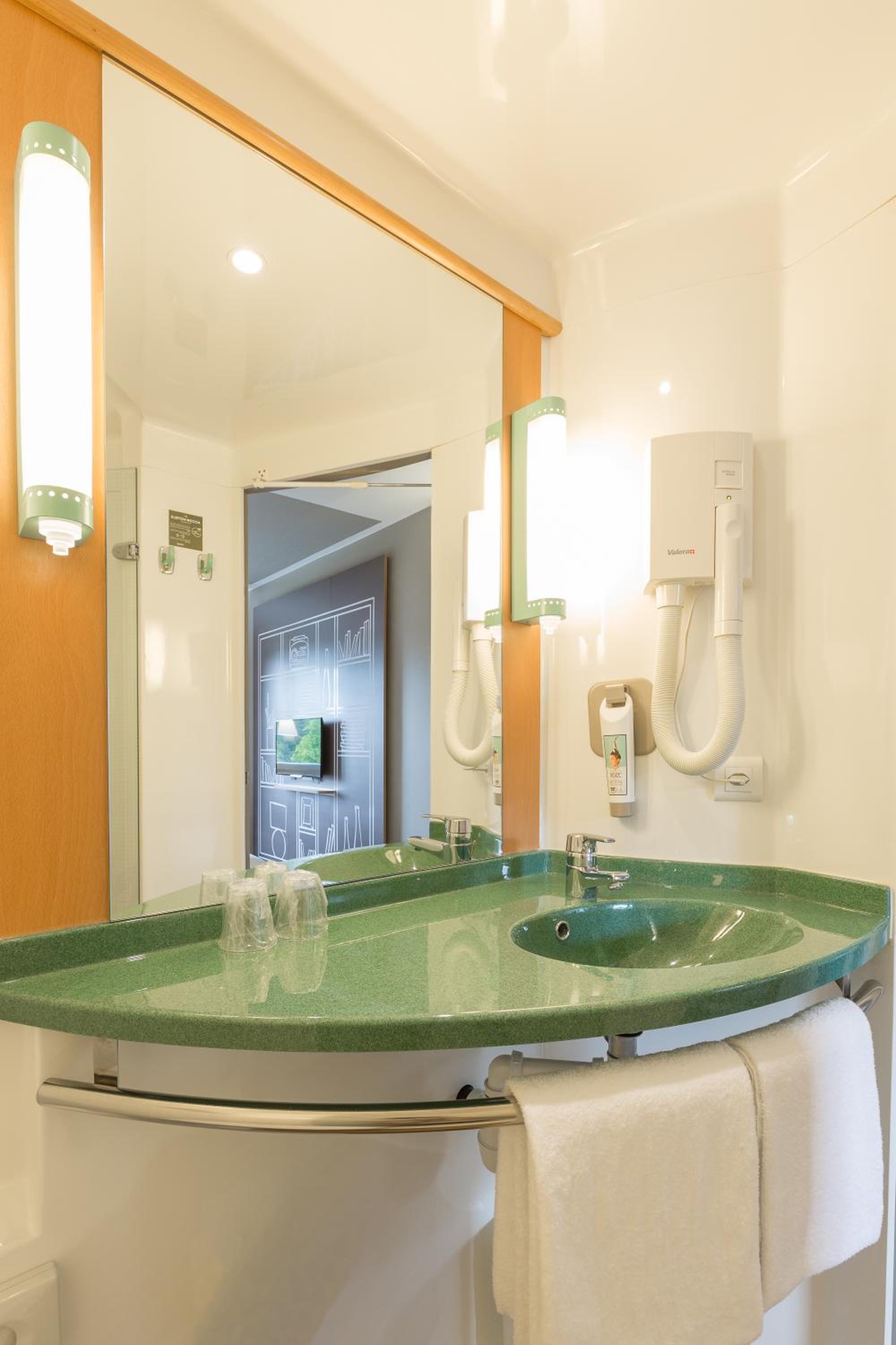 Standard Twin Room - Photo 2