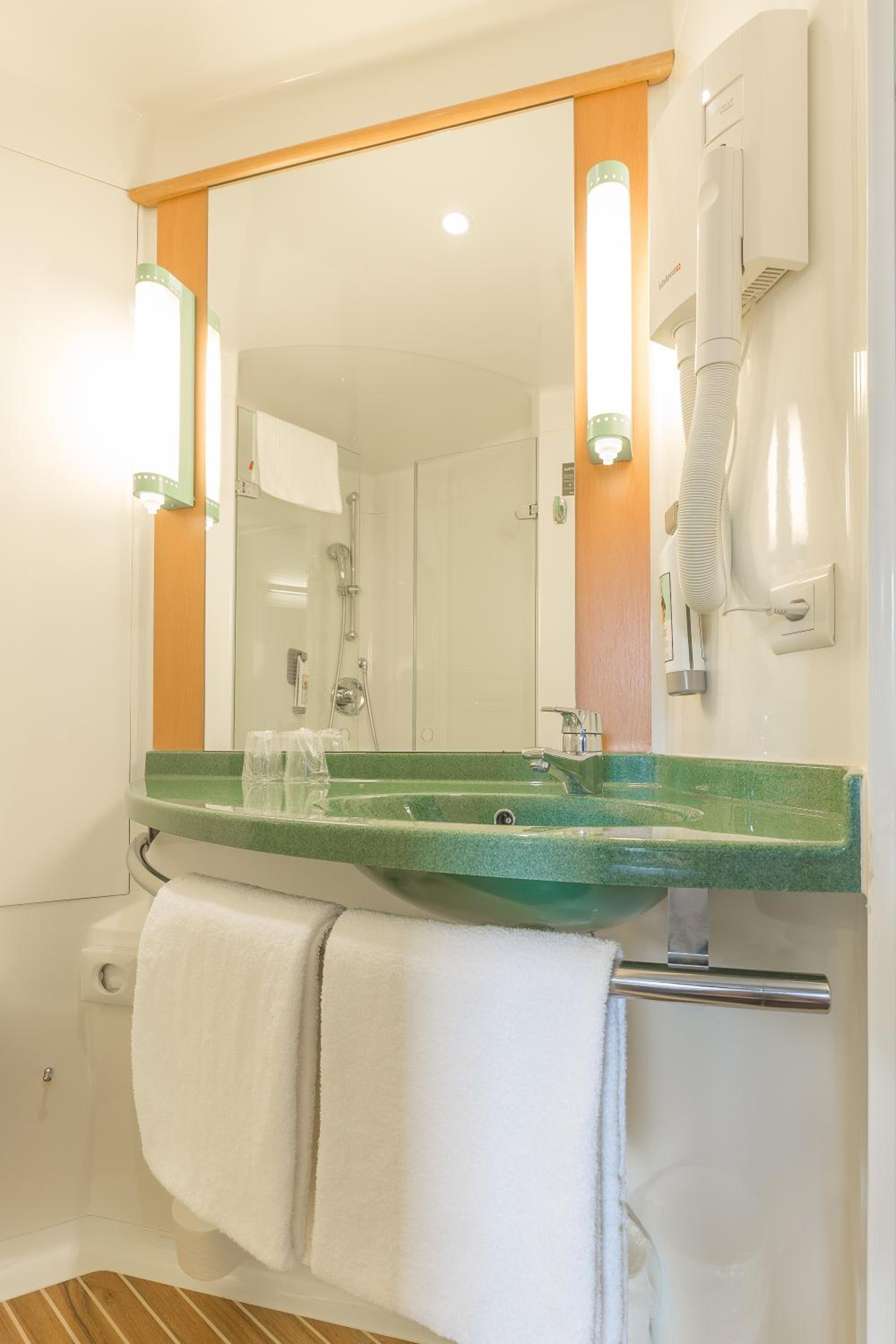 Standard Twin Room - Photo 4