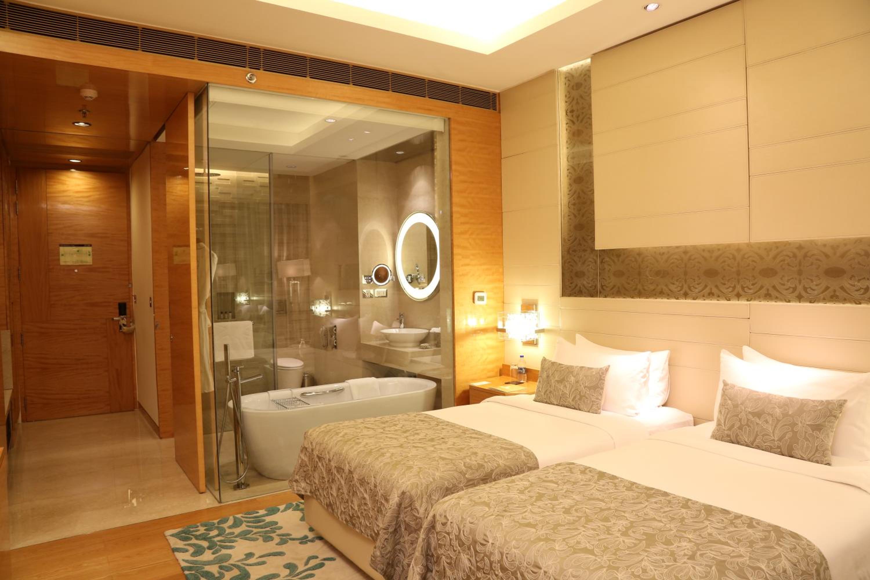 Luxury Twin Room with 15 % disc on FNSB,SPA & transportation. 02 complimentary beers with selected brands or 2 glasses of house wine @ Tease, Feather bedding, photo 3