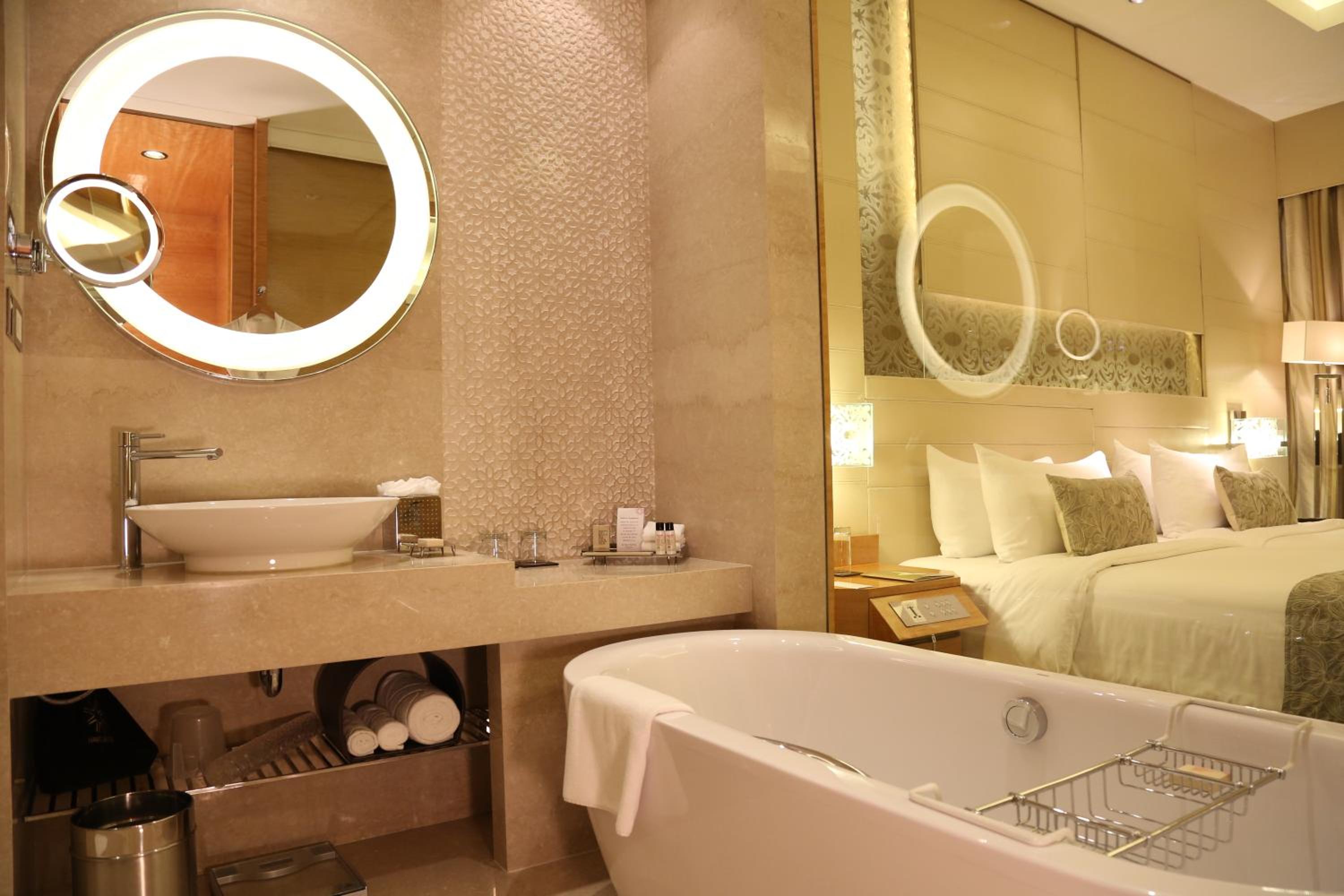 Luxury Twin Room with 15 % disc on FNSB,SPA & transportation. 02 complimentary beers with selected brands or 2 glasses of house wine @ Tease, Feather bedding, photo 2