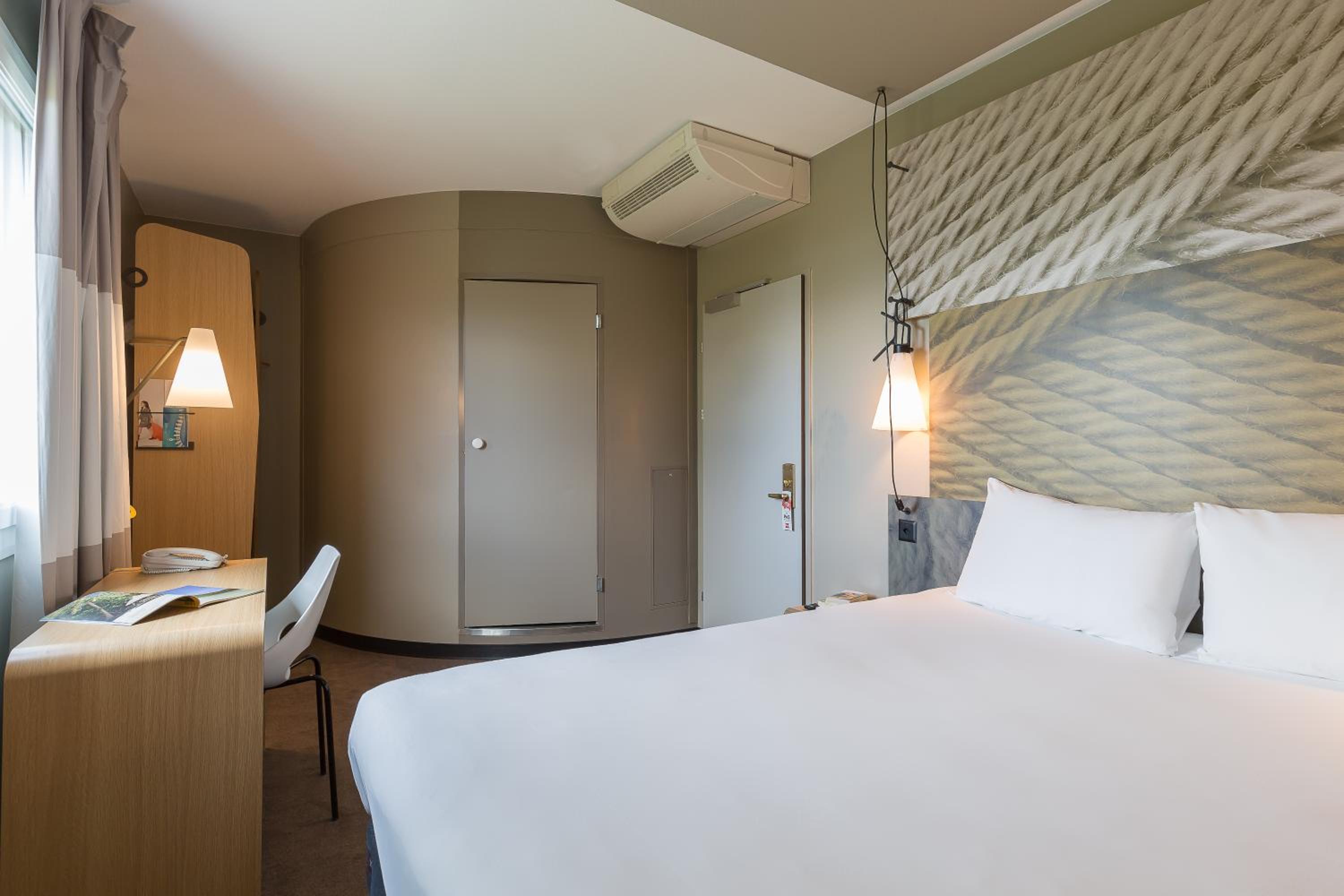 Standard Double Room - Photo 8