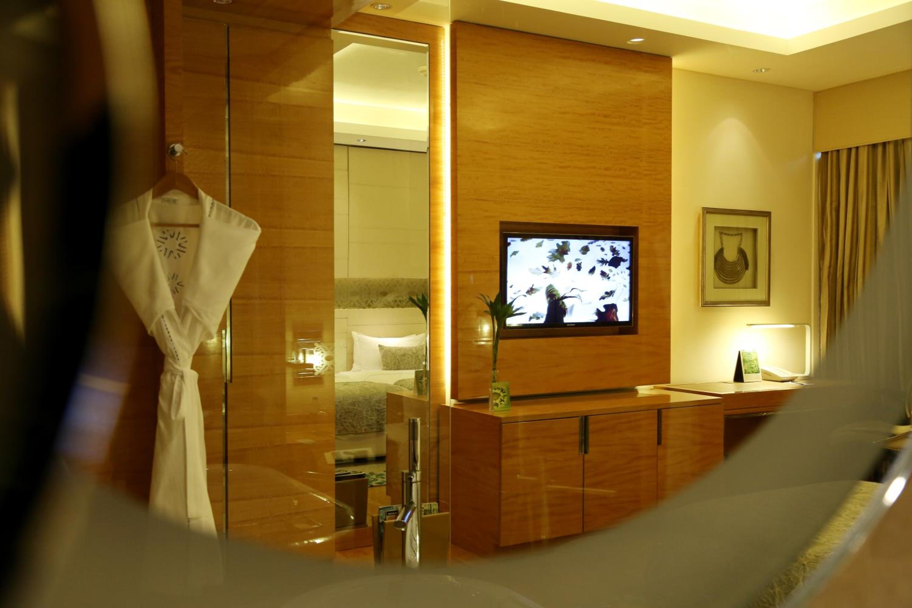 Taj Club Room with One way airport transfer, Butler service on request, 02 Pcs of Ironing per day,20 % disc on FNSB,SPA & transportation, Cocktail Hours @ Club Lounge from 18:00 hrs to 20:00 hrs, 2 hours of boardroom usage per stay subject to availability photo 3