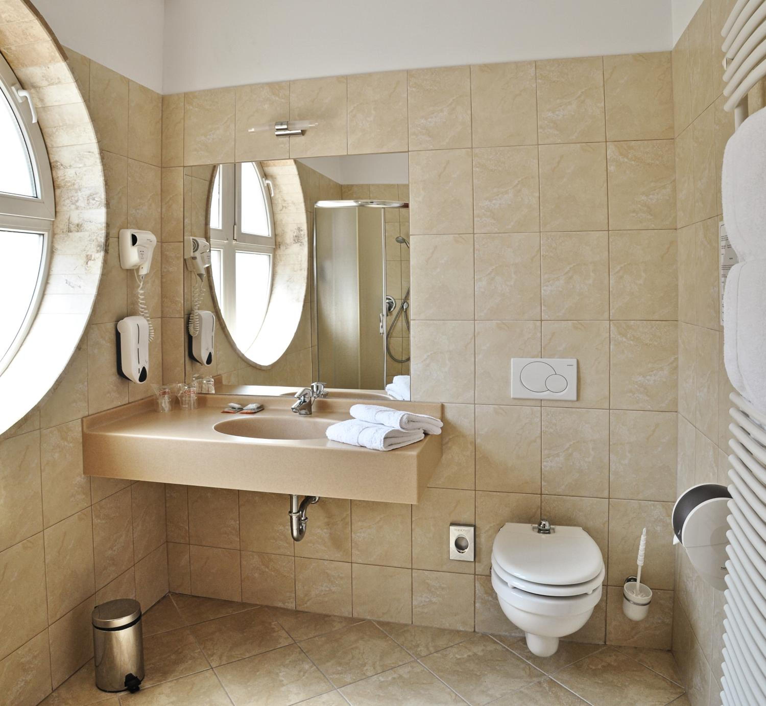 Double or Twin Room - Photo 8