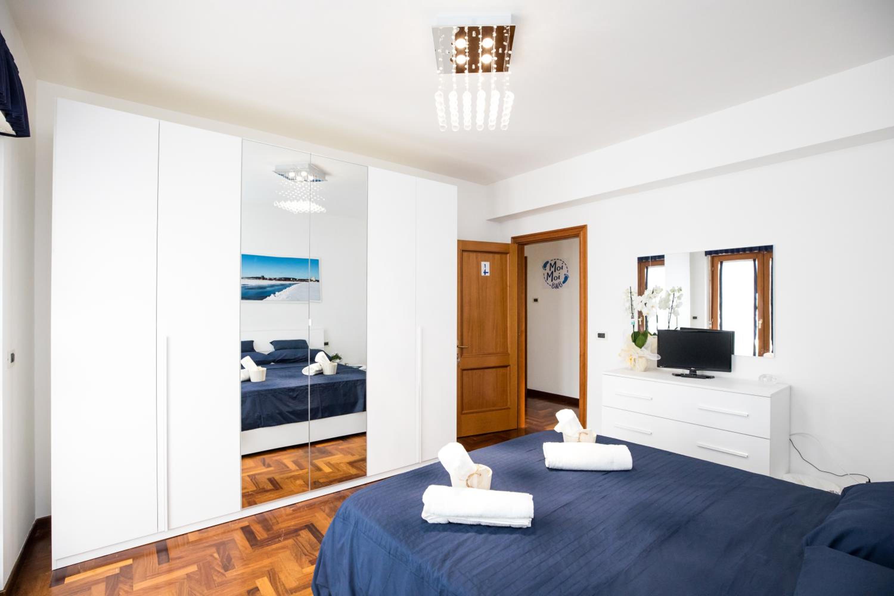 Double Room with Private External Bathroom - Photo 4