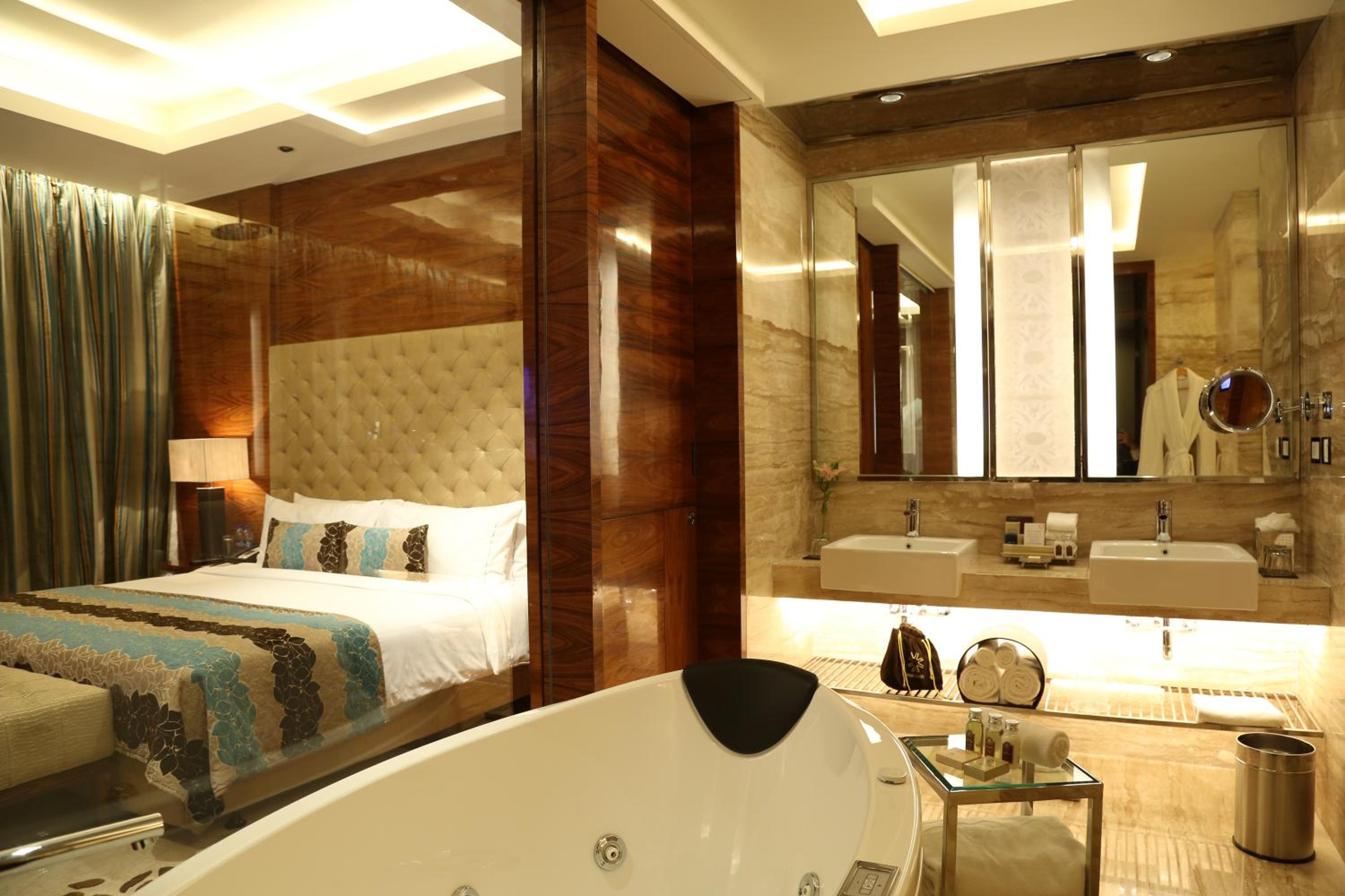 Luxury Suite with One way Airport Transfer, Butler service on request.02 Pcs of Ironing per day,20 % disc on FNSB,SPA & transportation, Cocktail Hours @ Club Lounge from 18:00 hrs to 20:00 hrs, 2 hours of boardroom usage per stay subject to availability photo 2