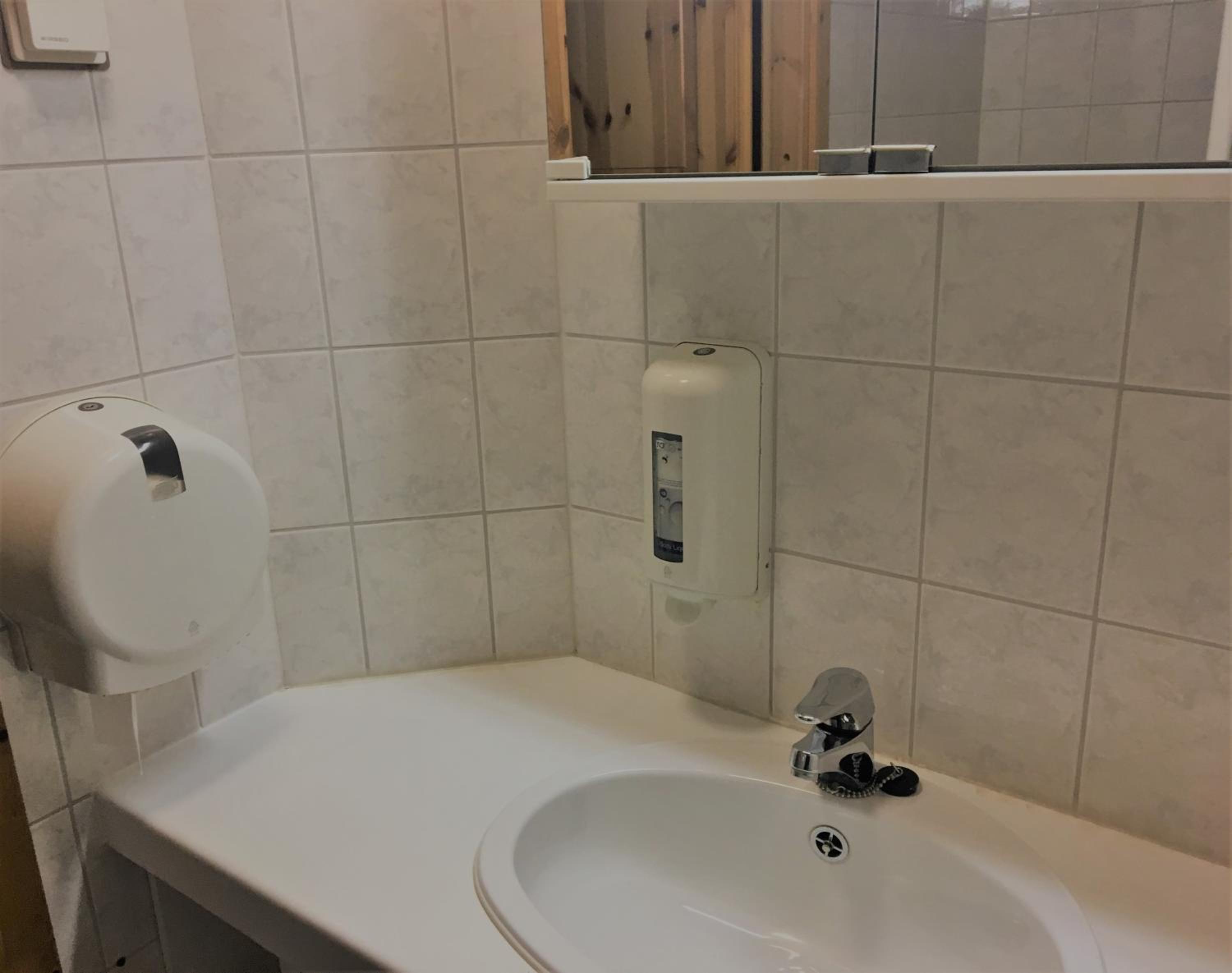 Twin Room - Photo 18