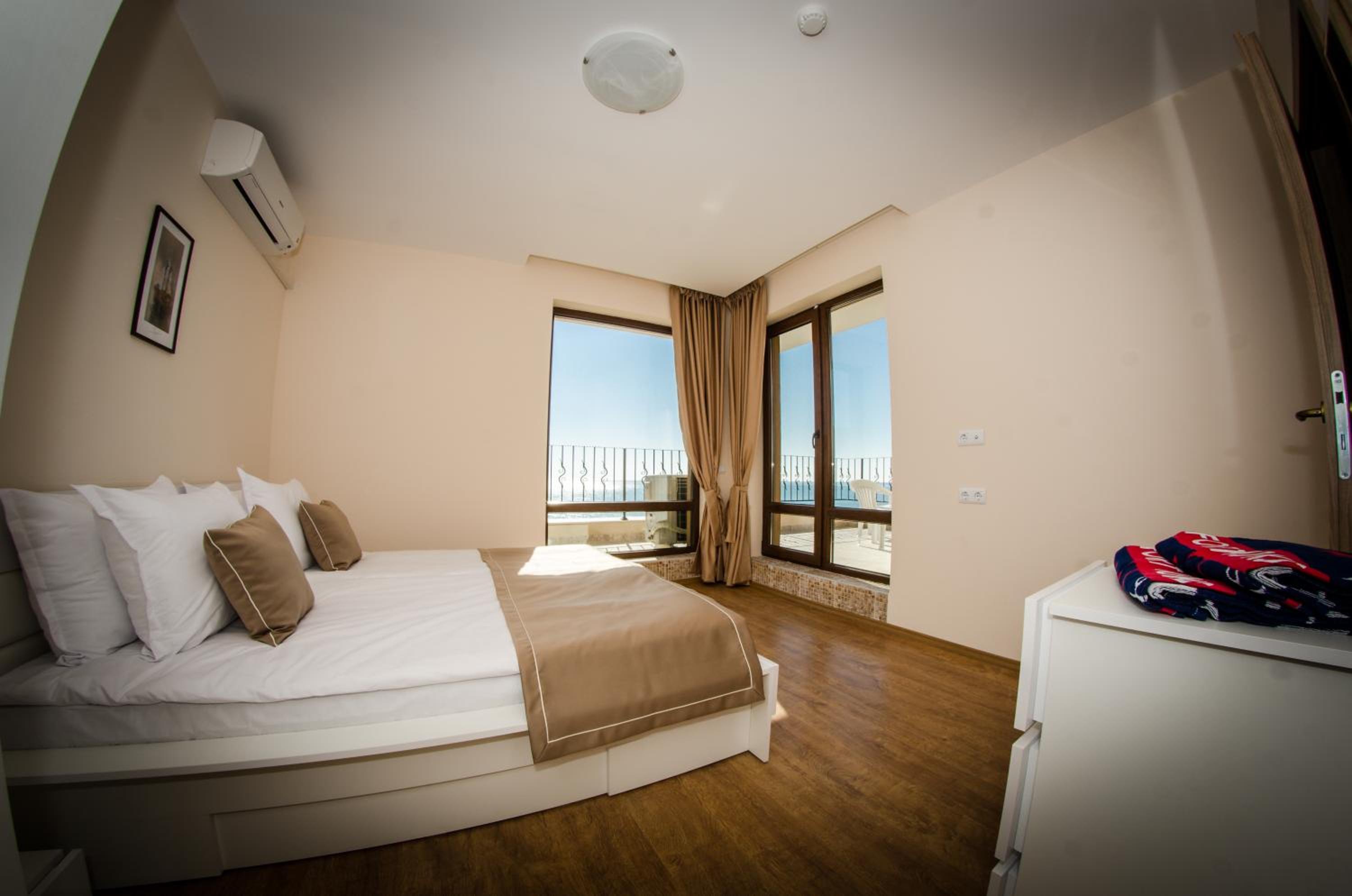 Three-Bedroom Apartment with Balcony photo 1