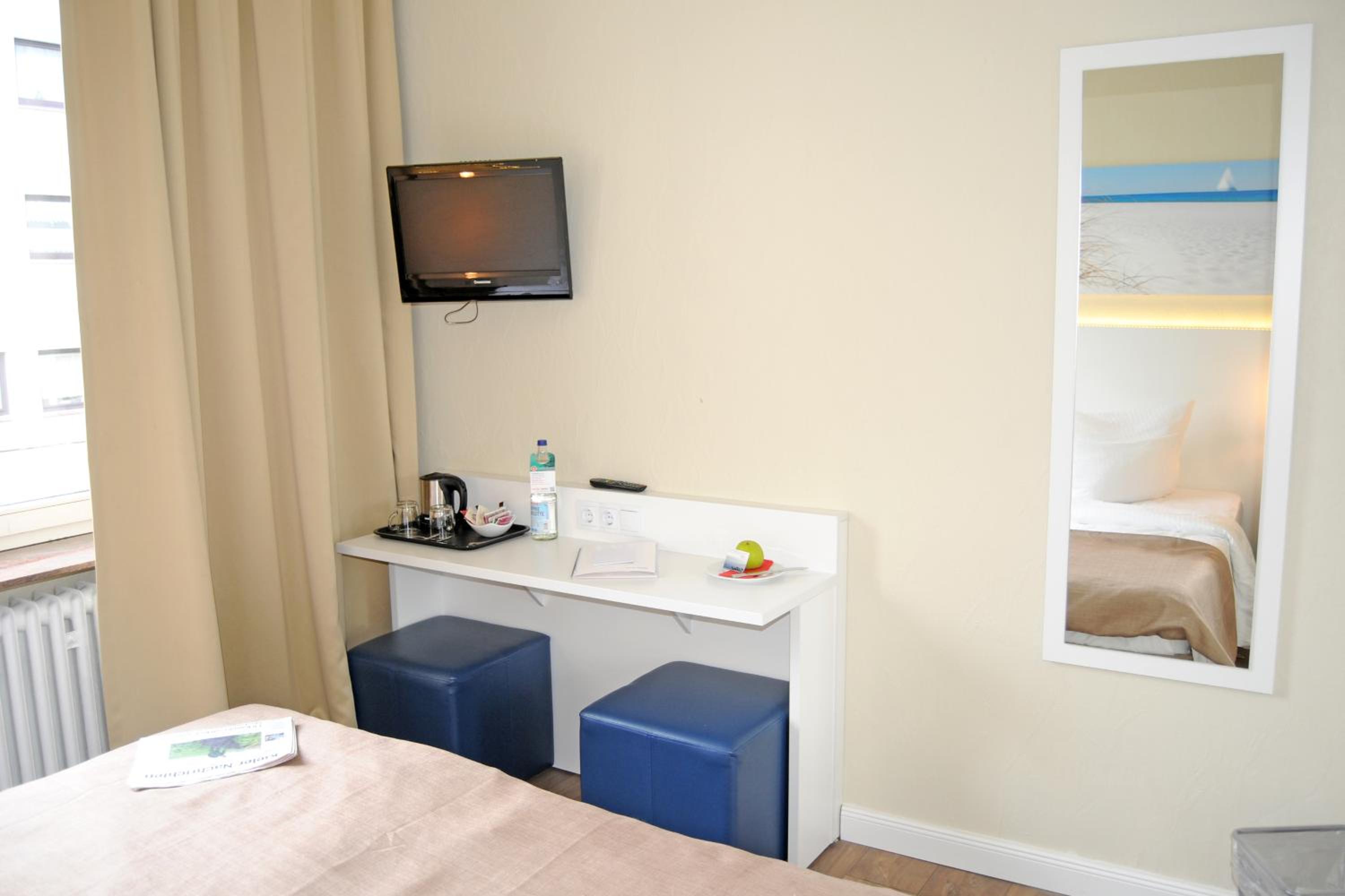 Single Room thumbnail 5