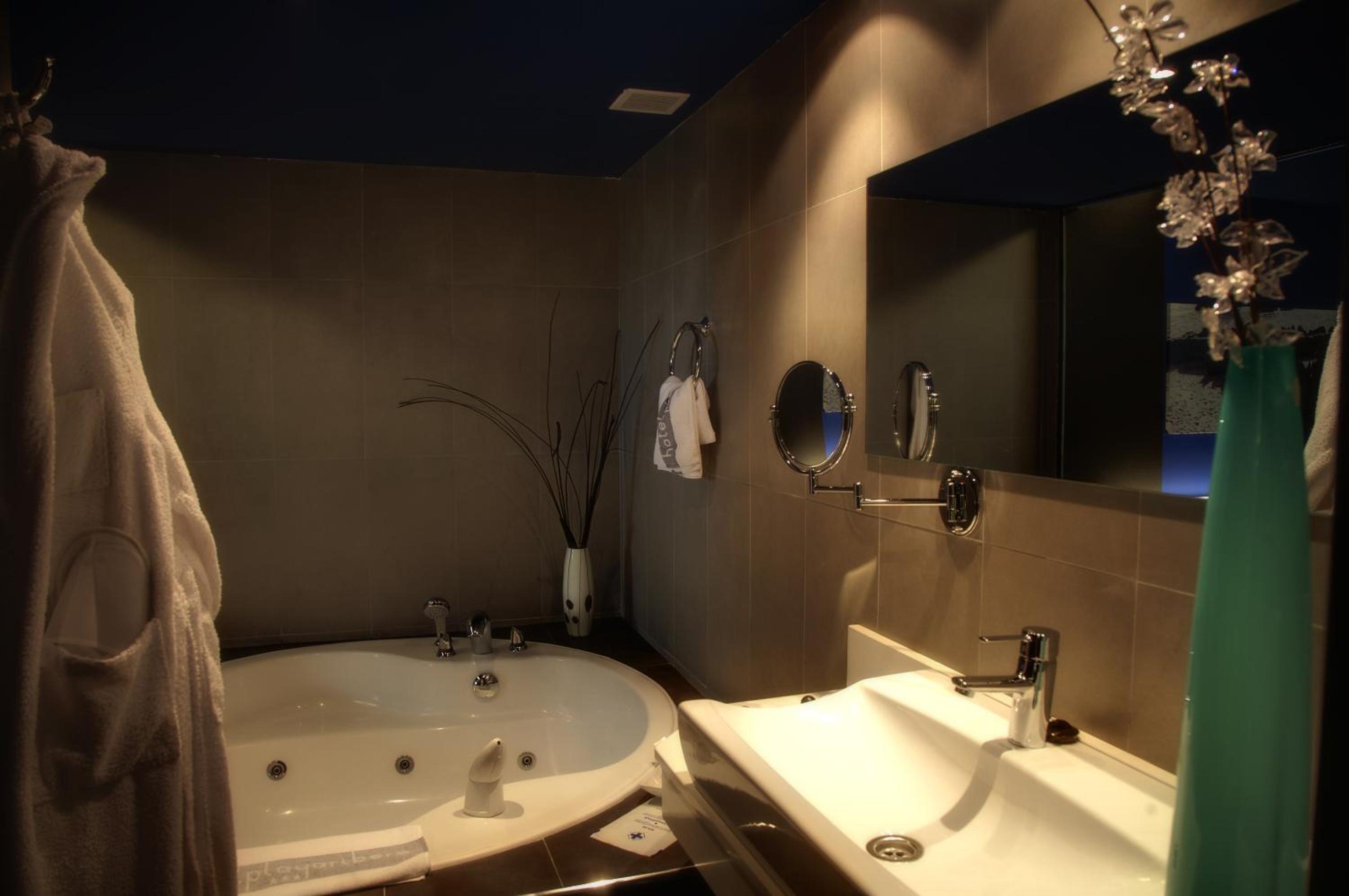 Deluxe Room with Spa Bath - Photo 5
