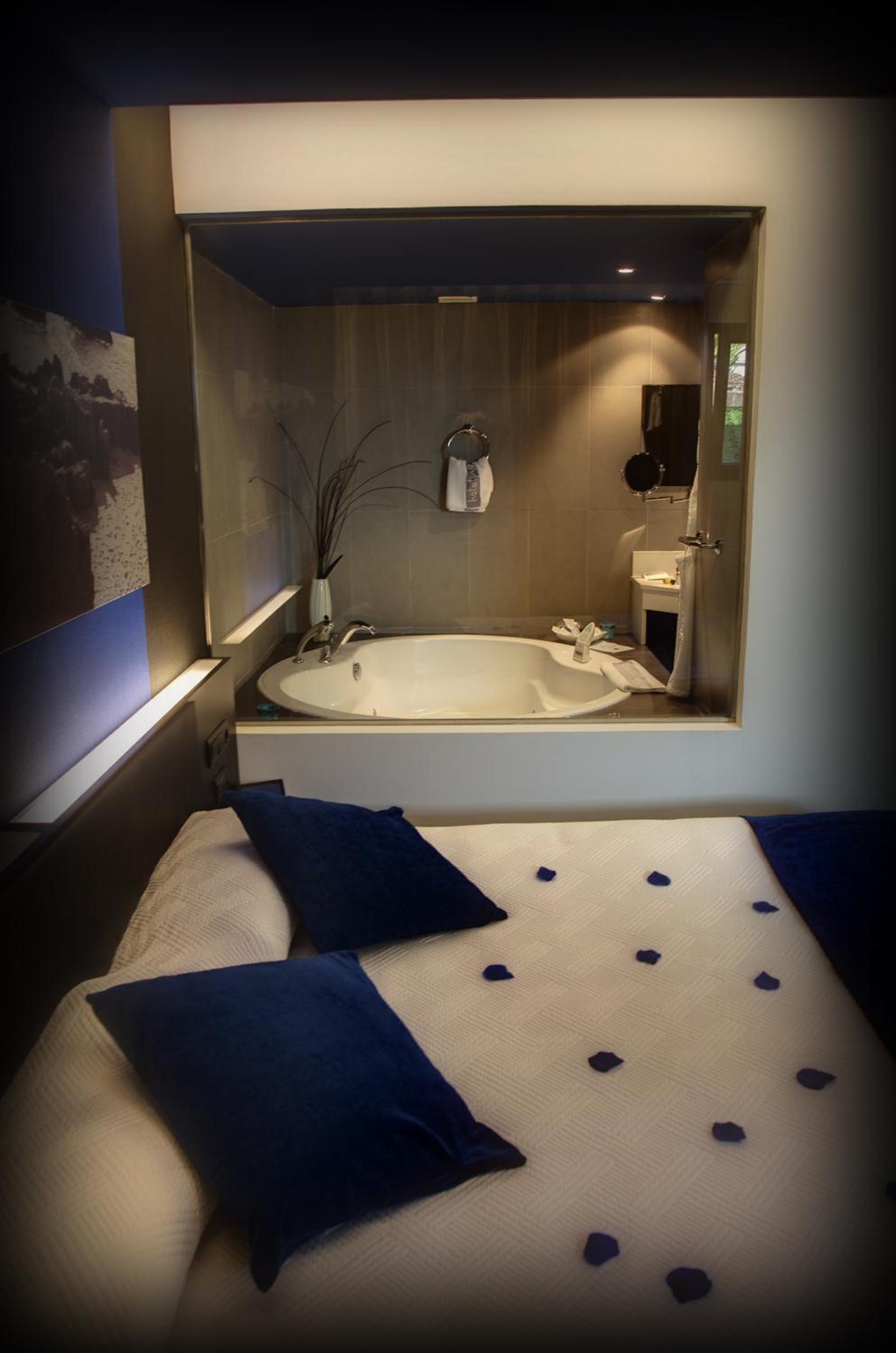 Deluxe Room with Spa Bath - Photo 4