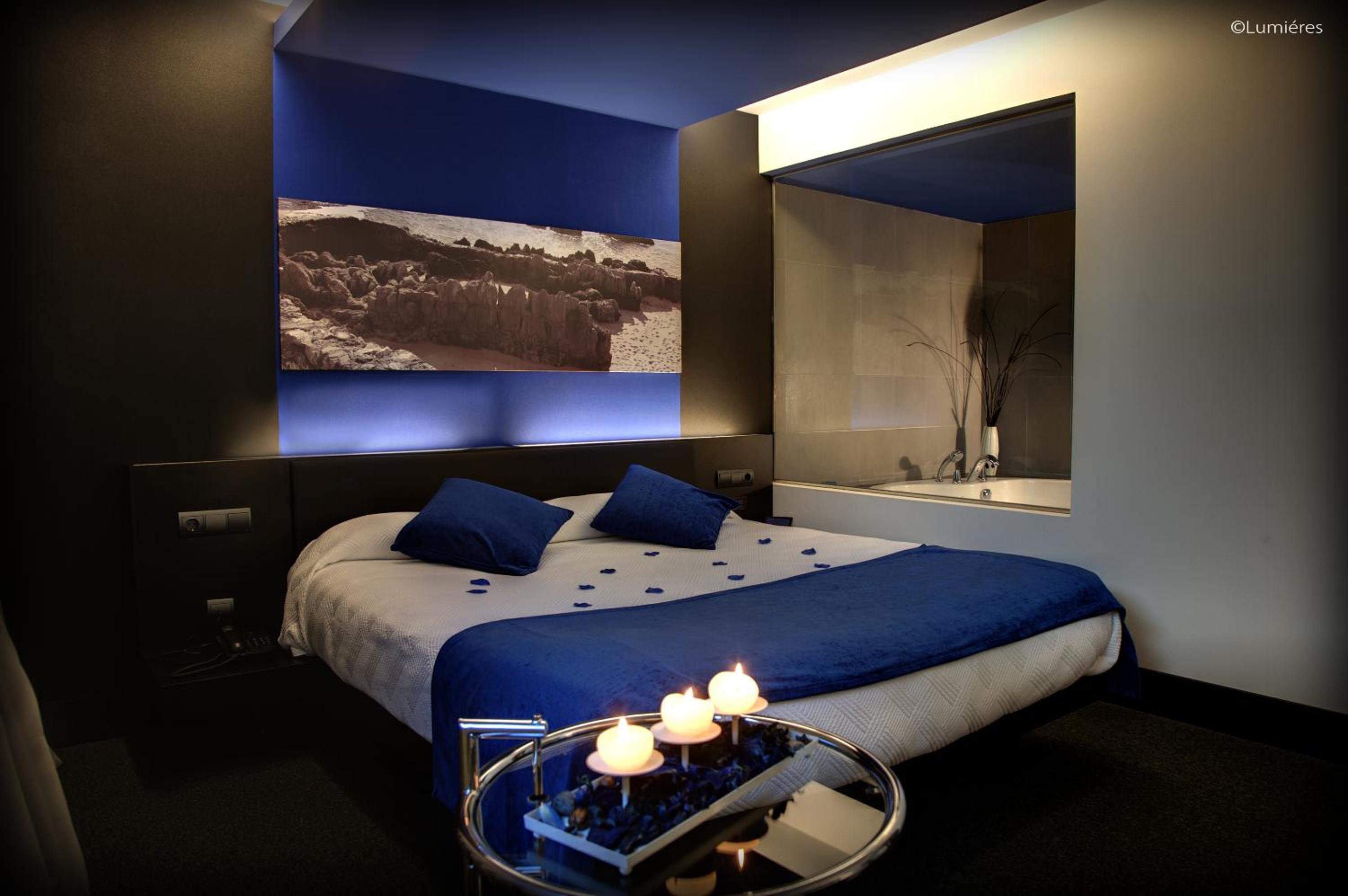Deluxe Room with Spa Bath - Photo 3