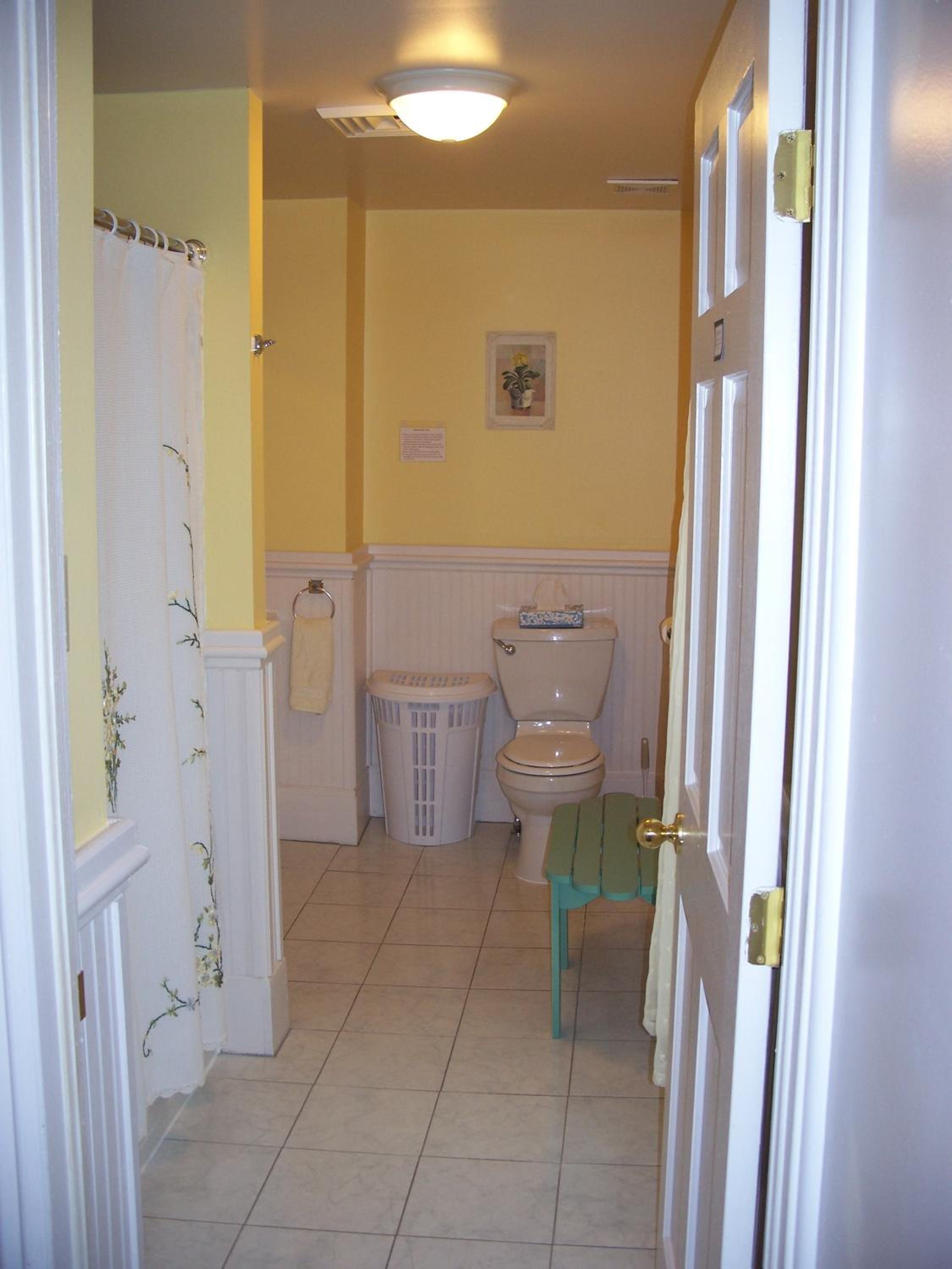 Queen Room with Private Bathroom with Bath Tub and Shower photo 2