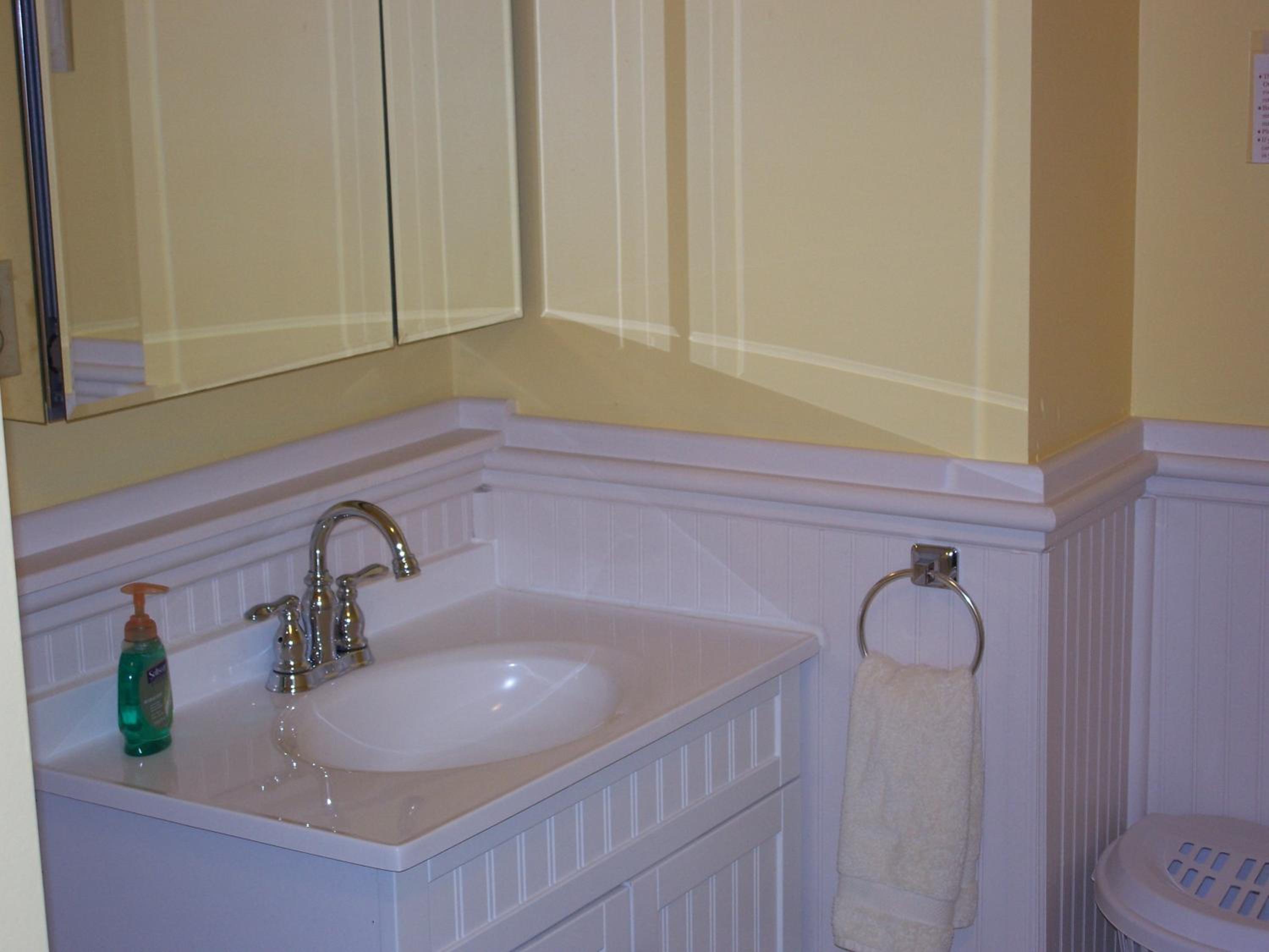 Queen Room with Private Bathroom with Bath Tub and Shower photo 3