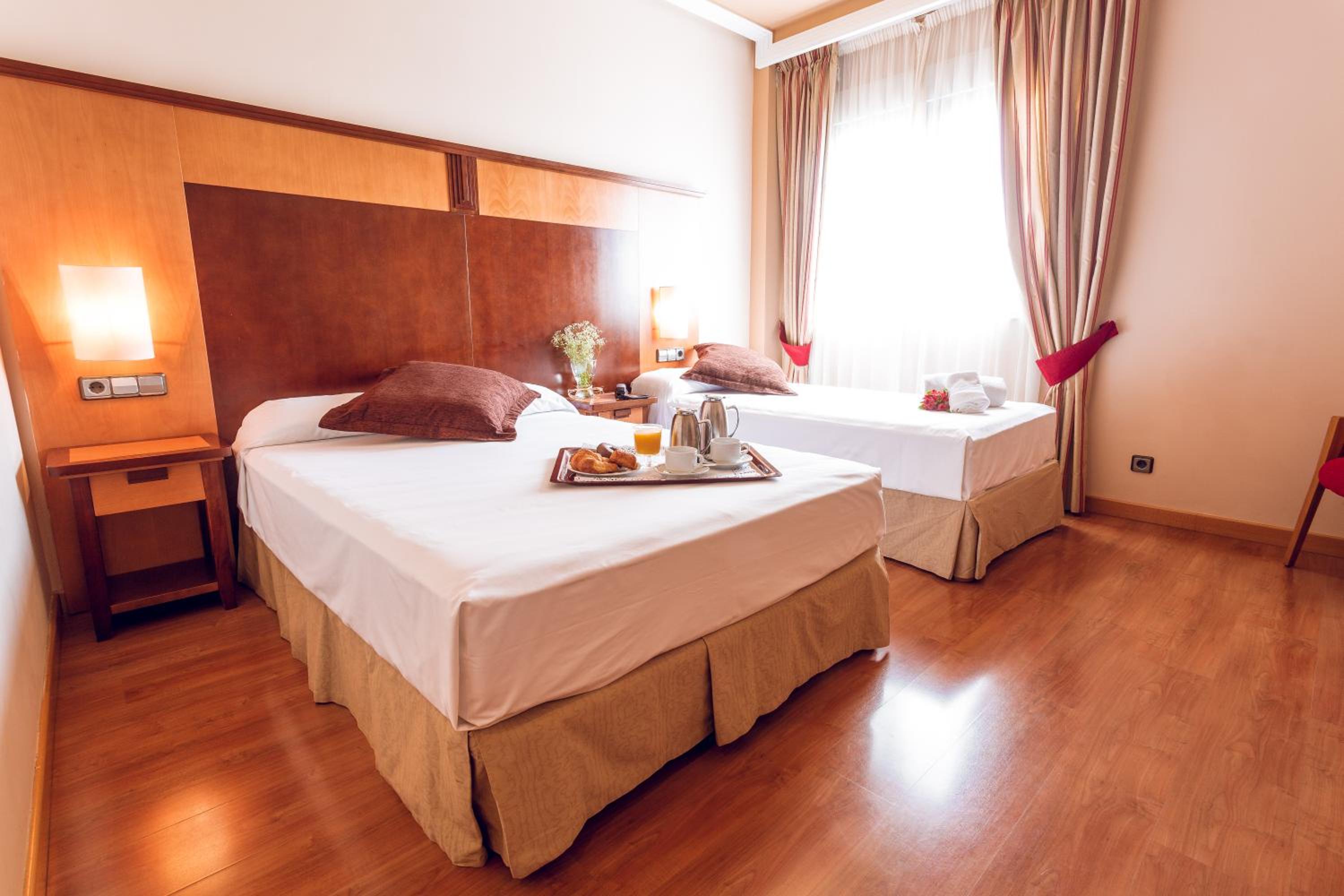 Habitación Doble con cama supletoria (2 adultos + 1 niño)