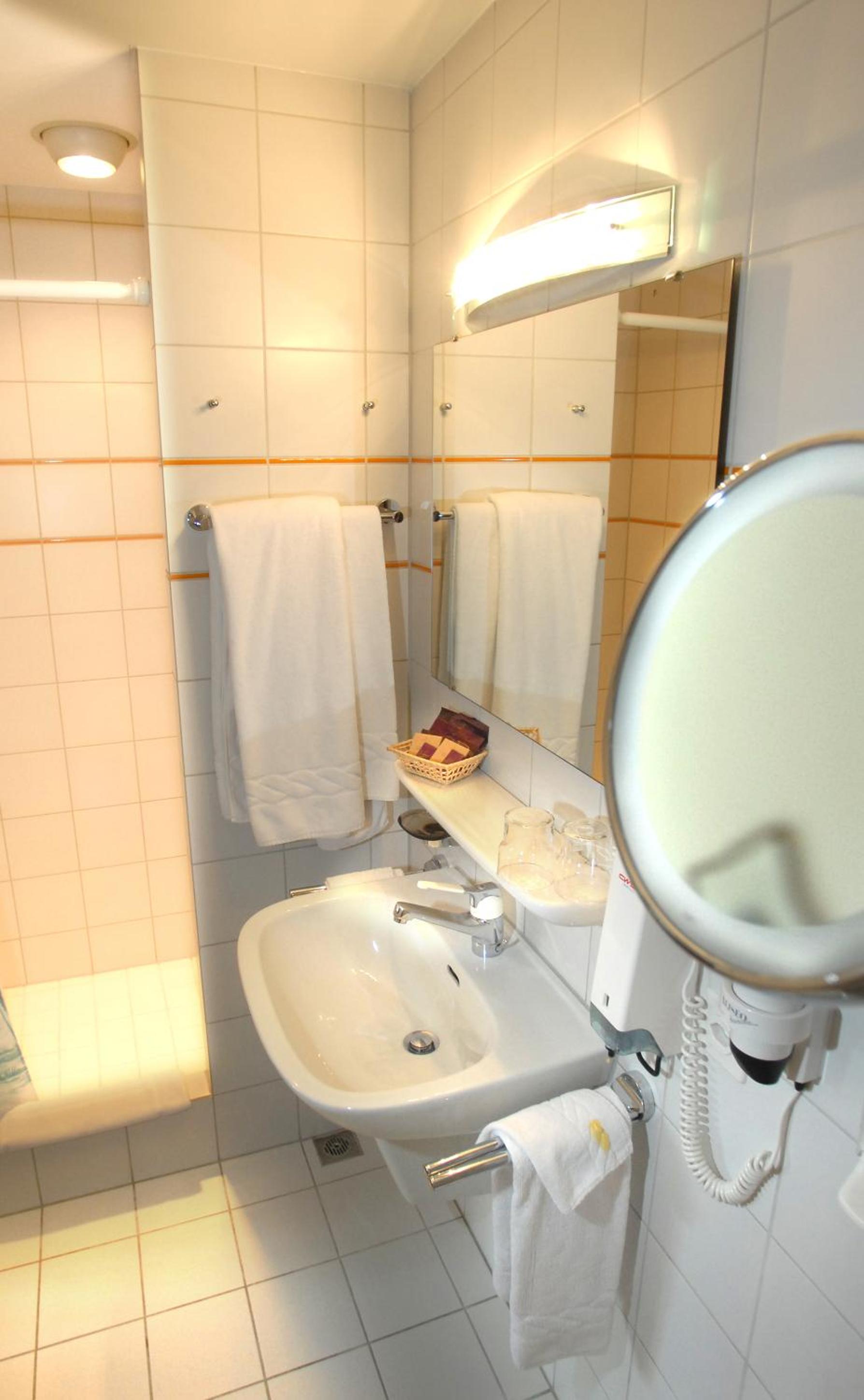 Standard Double Room - Photo 3